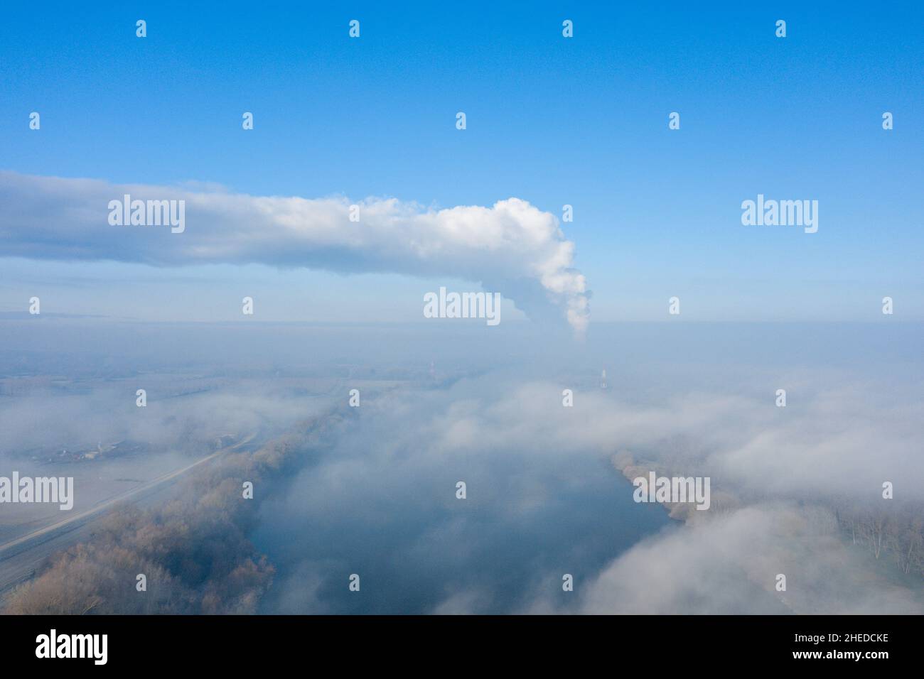 Dieses Landschaftsfoto wurde in Europa, in Frankreich, in der Region Centre, im Loiret, in der Nähe von Orleans, im Winter aufgenommen. Wir sehen ein Kernkraftwerk auf t Stockfoto