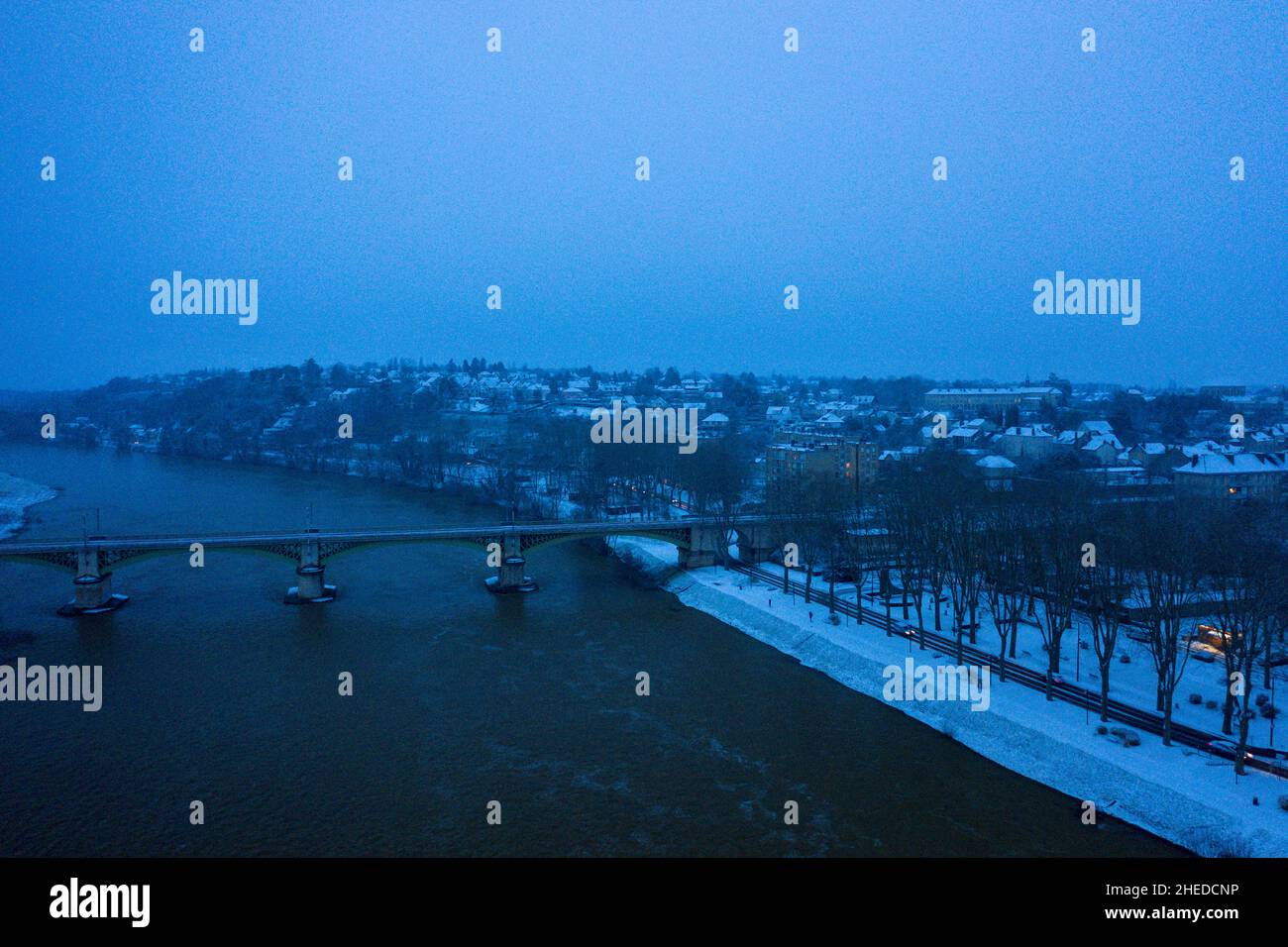 Dieses Landschaftsfoto wurde im Winter in Europa, Frankreich, Burgund, Nievre, aufgenommen. Wir können die Ränder der Loire und die Nevers-Brücke unter dem Schnee sehen, Stockfoto