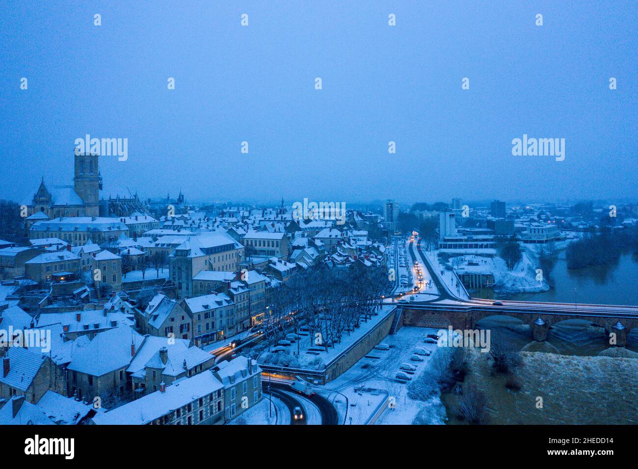 Dieses Landschaftsfoto wurde im Winter in Europa, Frankreich, Burgund, Nievre, aufgenommen. Wir können das Stadtzentrum von Nevers am Ufer der Loire unter Th sehen Stockfoto