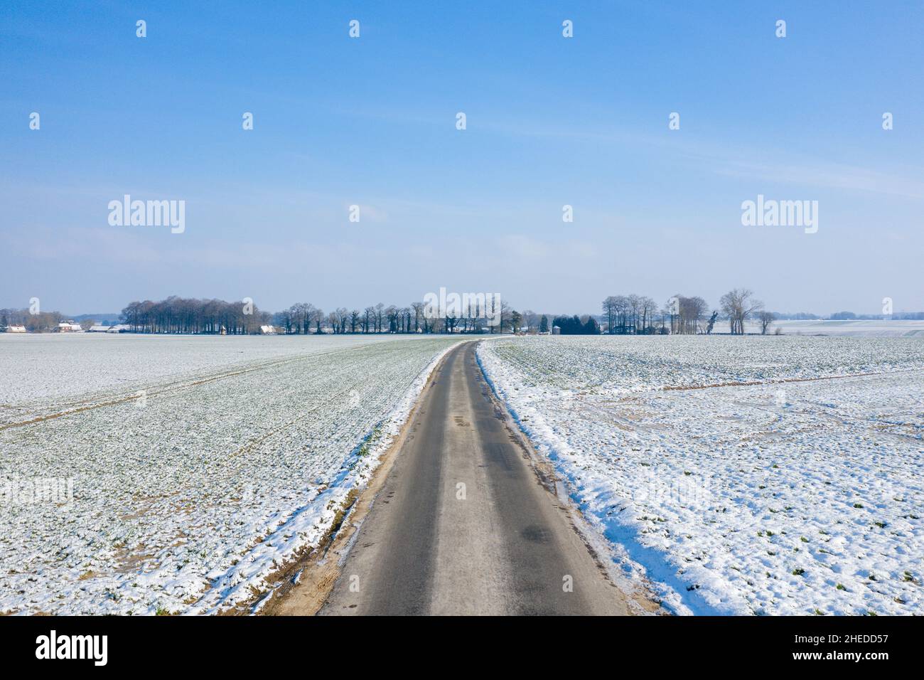 Dieses Landschaftsfoto wurde im Winter in Europa, Frankreich, der Normandie, zwischen Dieppe und Fecamp aufgenommen. Wir sehen die unbefestigte Straße in der verschneiten Landschaft, unter Stockfoto