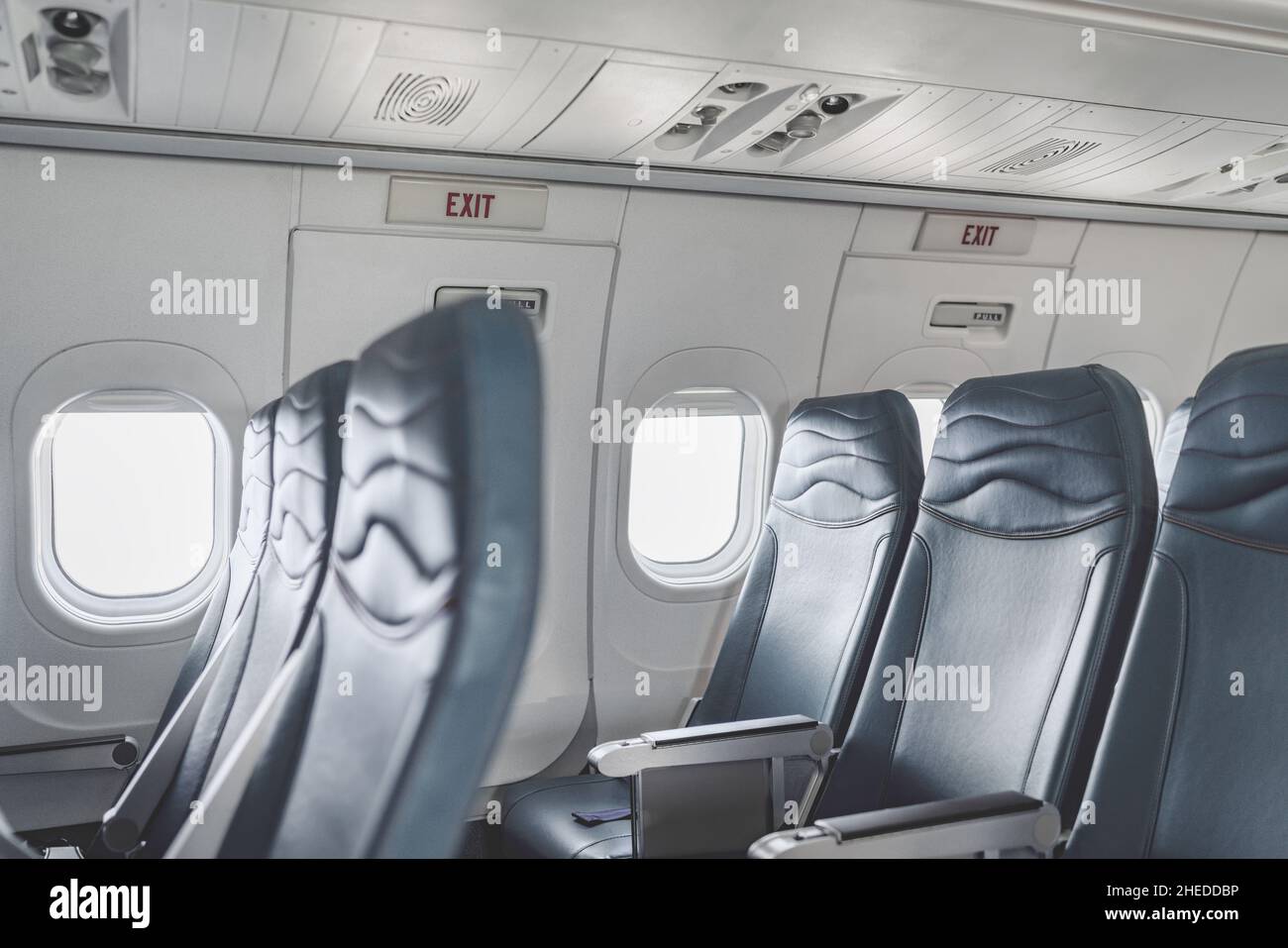 Leere Sitze in der Flugzeugkabine. Flug in der Business-Klasse während des Coronavirus. Hintergrund Stockfoto