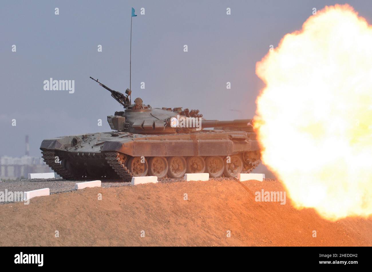 FEUER! KAZAKHSTAN ARMEE T-72 HAUPTKAMPFPANZER. Stockfoto