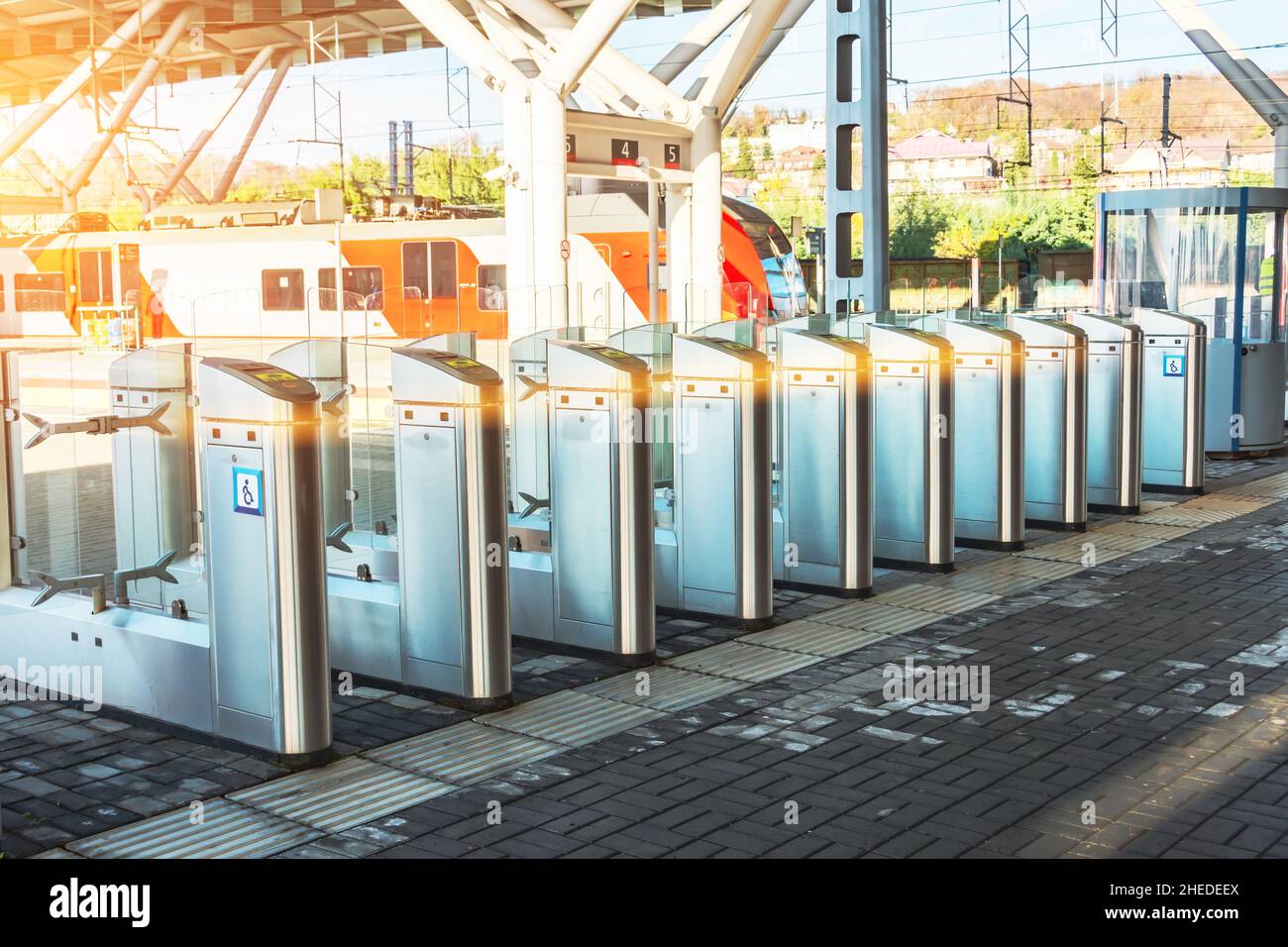 Drehkreuze zur Präsentation und zum Scannen von Fahrkarten auf dem Bahnsteig des öffentlichen Schienenverkehrs Stockfoto