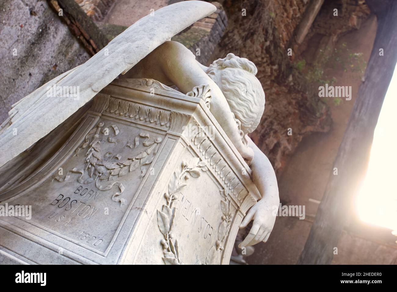 Der Engel der Trauer weinend über die demontierten Altar des Lebens von William Wetmore Story-protestantischen Friedhof - Rom Stockfoto Der Engel der Trauer weinend über die demontierten Altar des Lebens von William Wetmore Story-protestantischen Friedhof - Rom Stockfoto