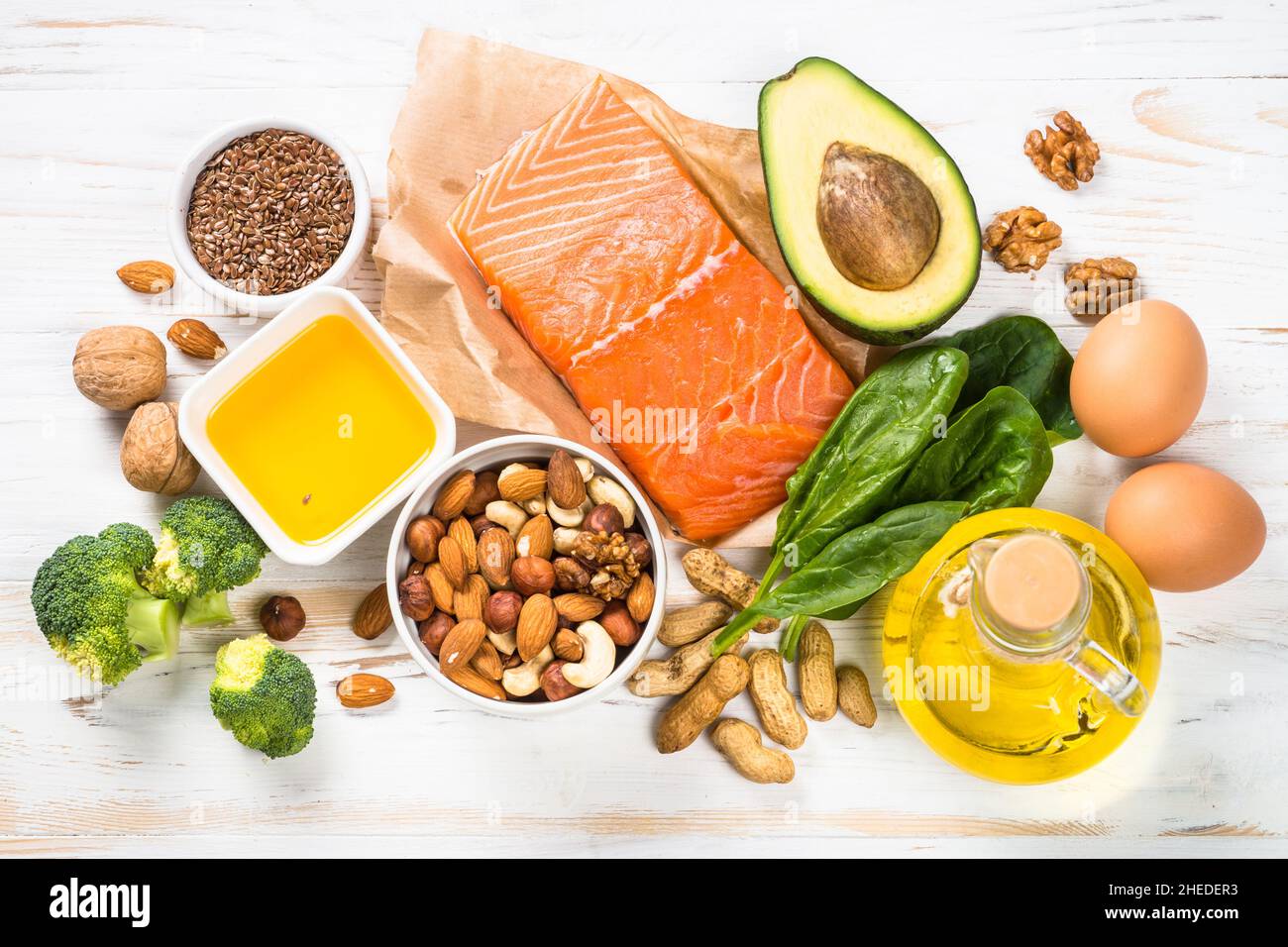 Keto Diät Lebensmittel Zutaten. Gesunde Lebensmittel auf weißem Hintergrund Draufsicht. Stockfoto
