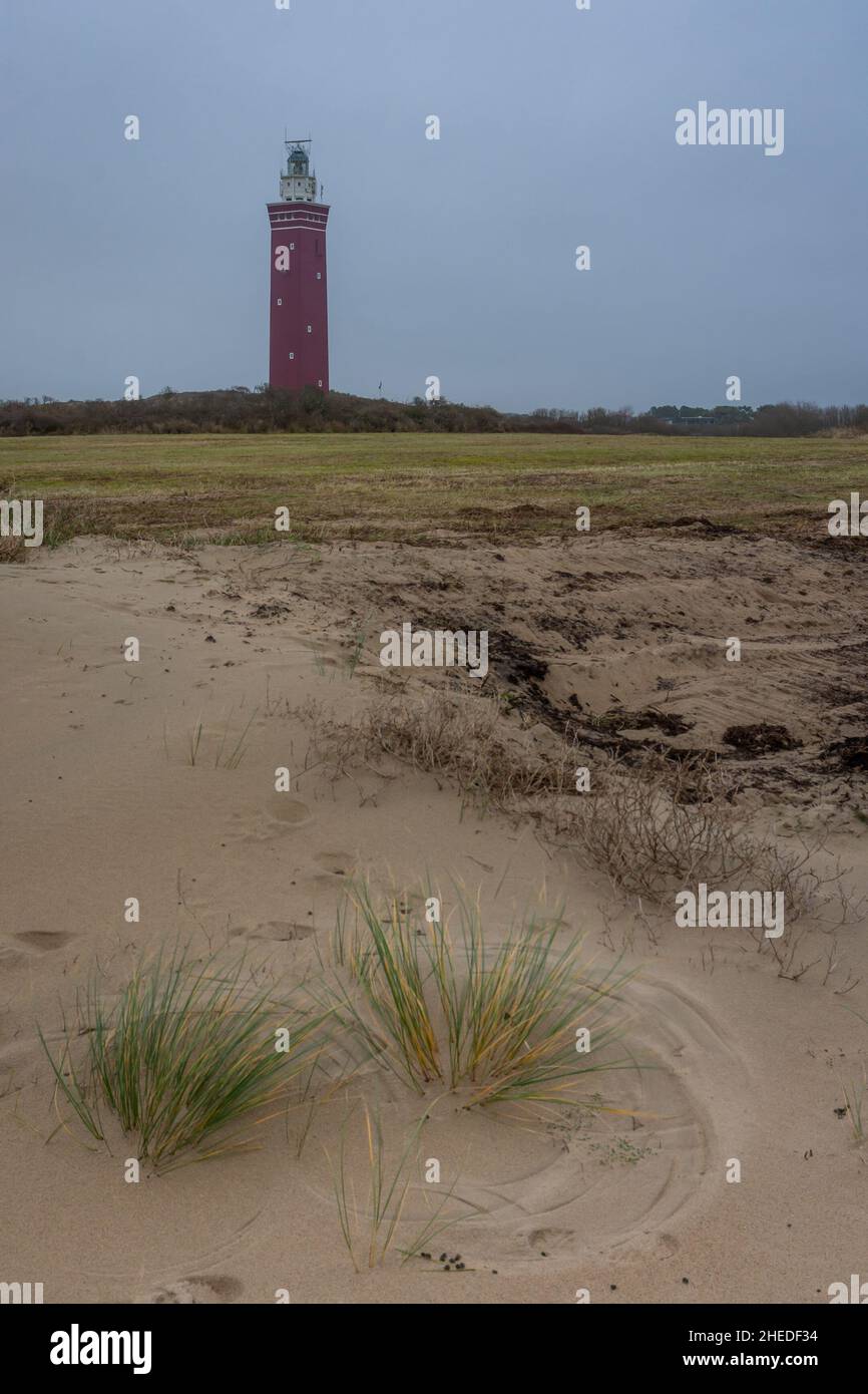 Roter Leuchtturm in der niederländischen Stadt Ouddorp von den Sanddünen aus gesehen Stockfoto