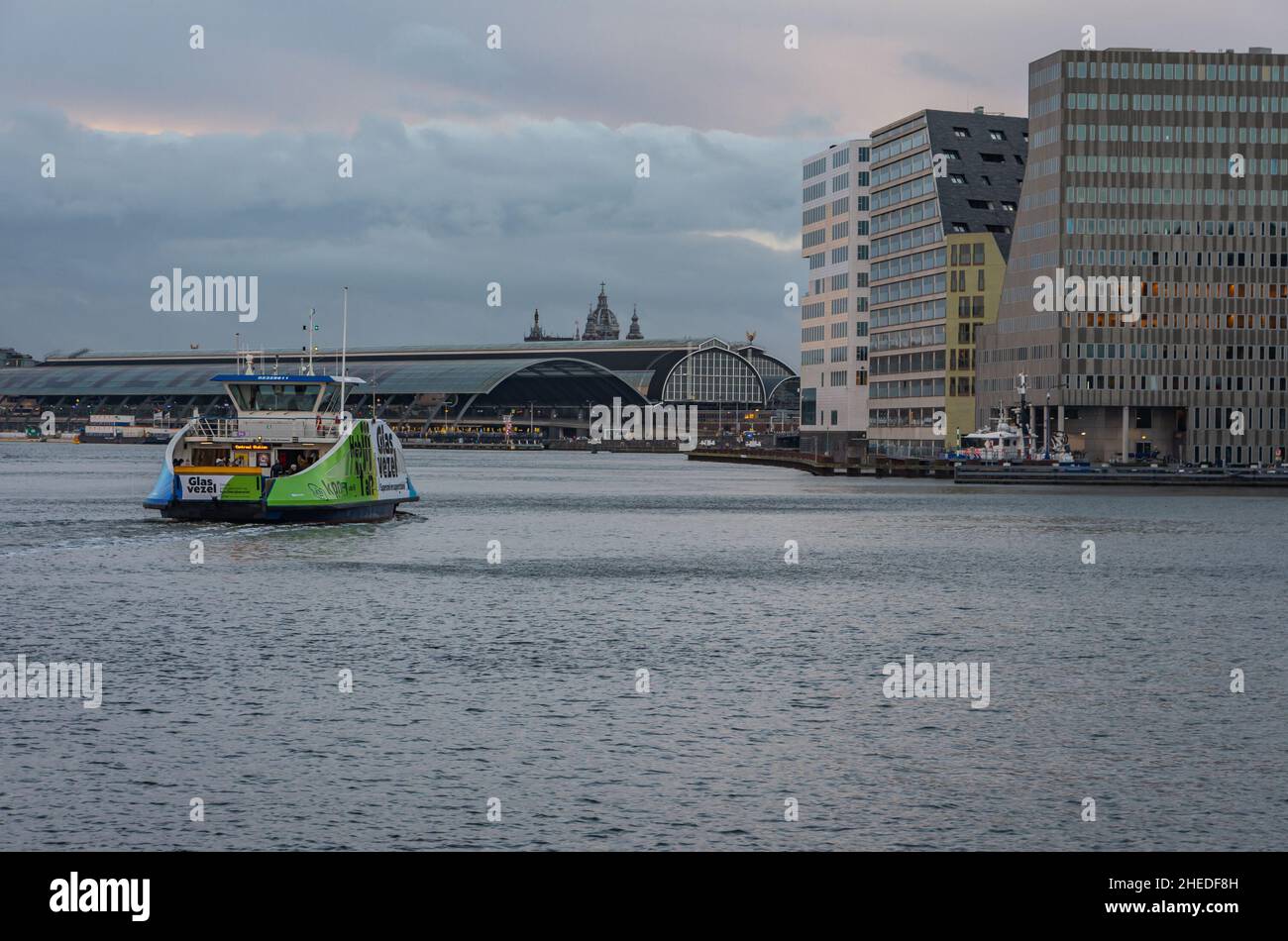 Amsterdam, Nordholland, Niederlande, 02.01.2022 Fähre an der Uferpromenade von Amsterdam zum Hauptbahnhof Stockfoto