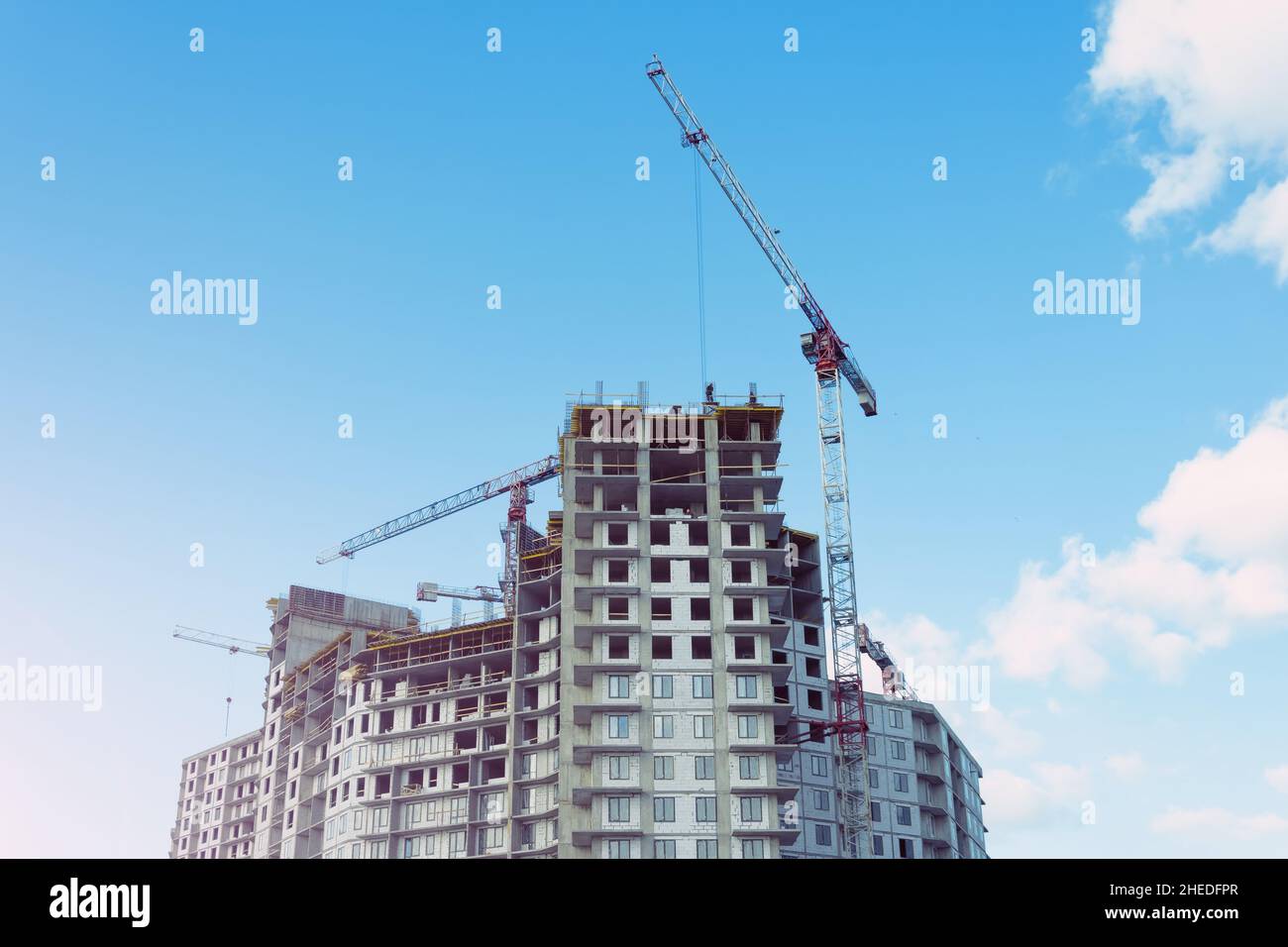 Blick auf eine Wohnanlage im Bau. Großes Gebäude der Stadt. Stockfoto