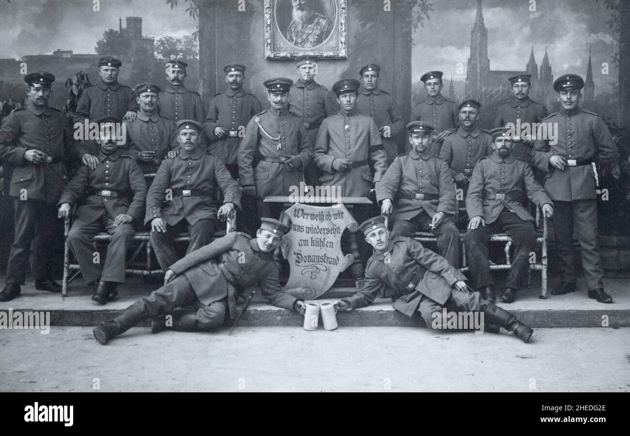 Eine Gruppe deutscher Infanteriesoldaten aus dem Ersten Weltkrieg des Königlich Bayerischen Infanterieregiments „Prinz Arnulf“ von 12th, der Königlich Bayerischen Division von 2nd und des Königlich Bayerischen Korps. Bild aufgenommen in Neu-Ulm, Bayern, Deutschland. Auf dem Schild steht: "Wer weik ob wir uns wiedersehn am kühlen Donaustrand", was grob übersetzt heißt: "Wer weiß, ob wir uns am kühlen Donauufer wiedersehen werden". Stockfoto