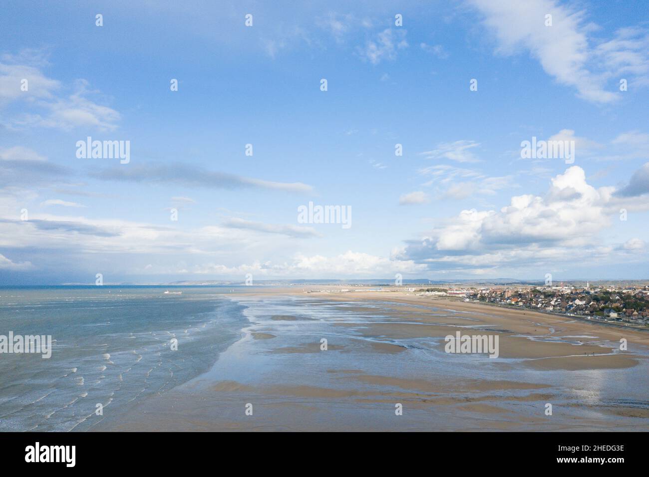 Dieses Landschaftsfoto wurde im Sommer in Europa, Frankreich und der Normandie aufgenommen. Wir können den Strand von Ouistreham unter der Sonne sehen Stockfoto