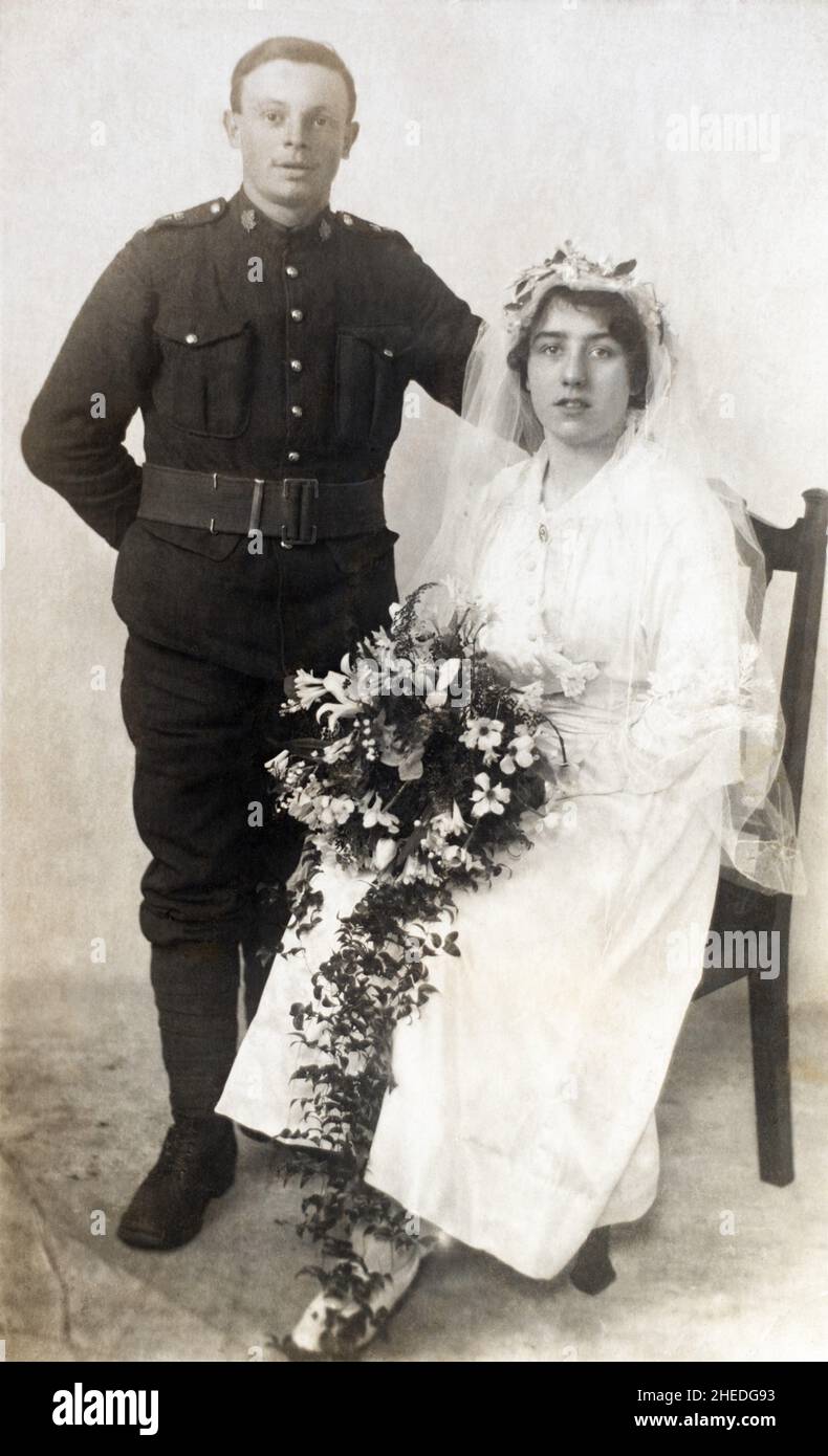 Porträt eines Soldaten der kanadischen Armee und seiner Braut aus der Zeit des Ersten Weltkriegs mit einem Blumenstrauß. Stockfoto