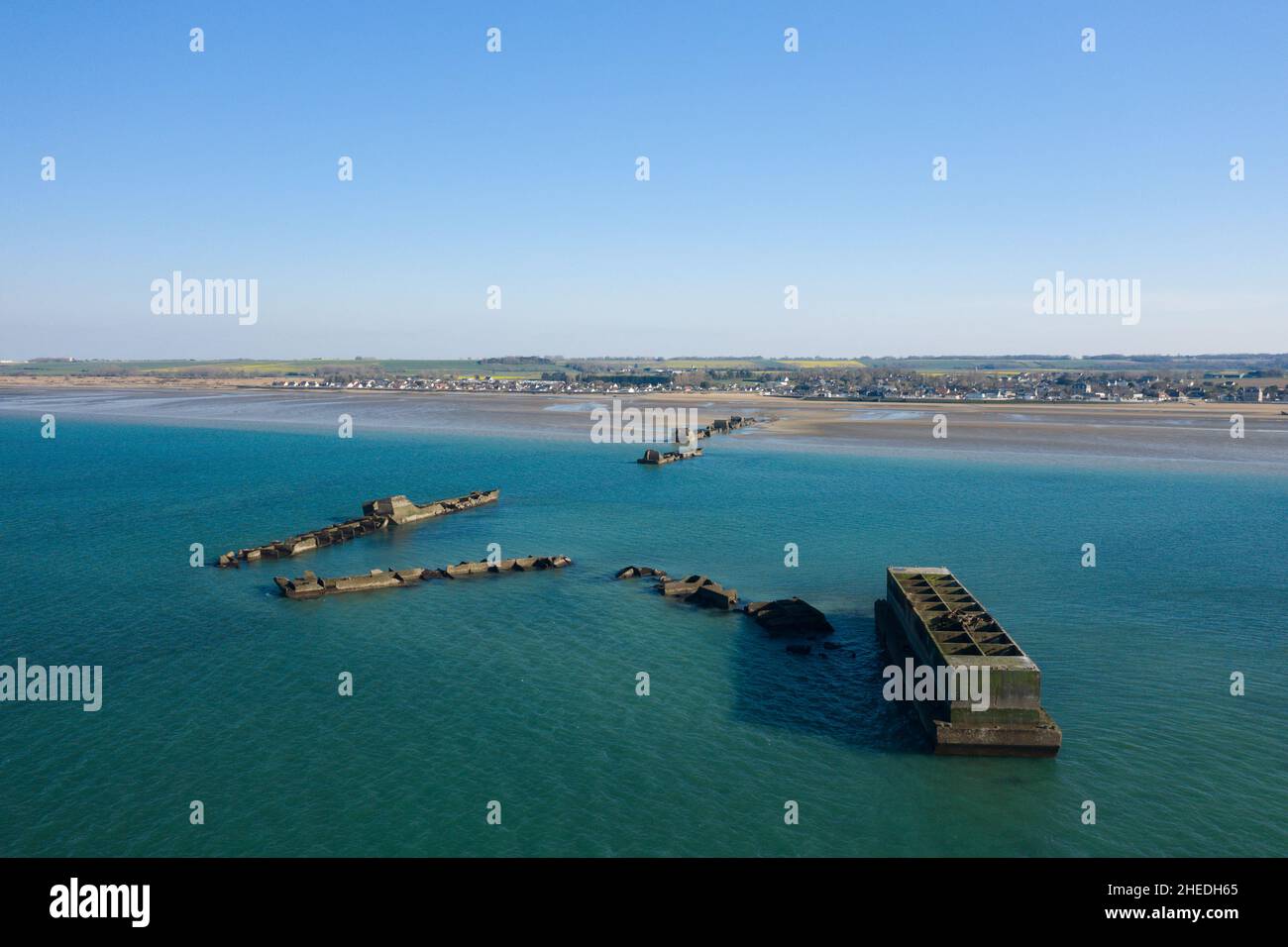 Dieses Landschaftsfoto wurde im Sommer in Europa, Frankreich, der Normandie und in Arromanches les Bains aufgenommen. Wir können die Überreste des künstlichen Goldhafens sehen Stockfoto