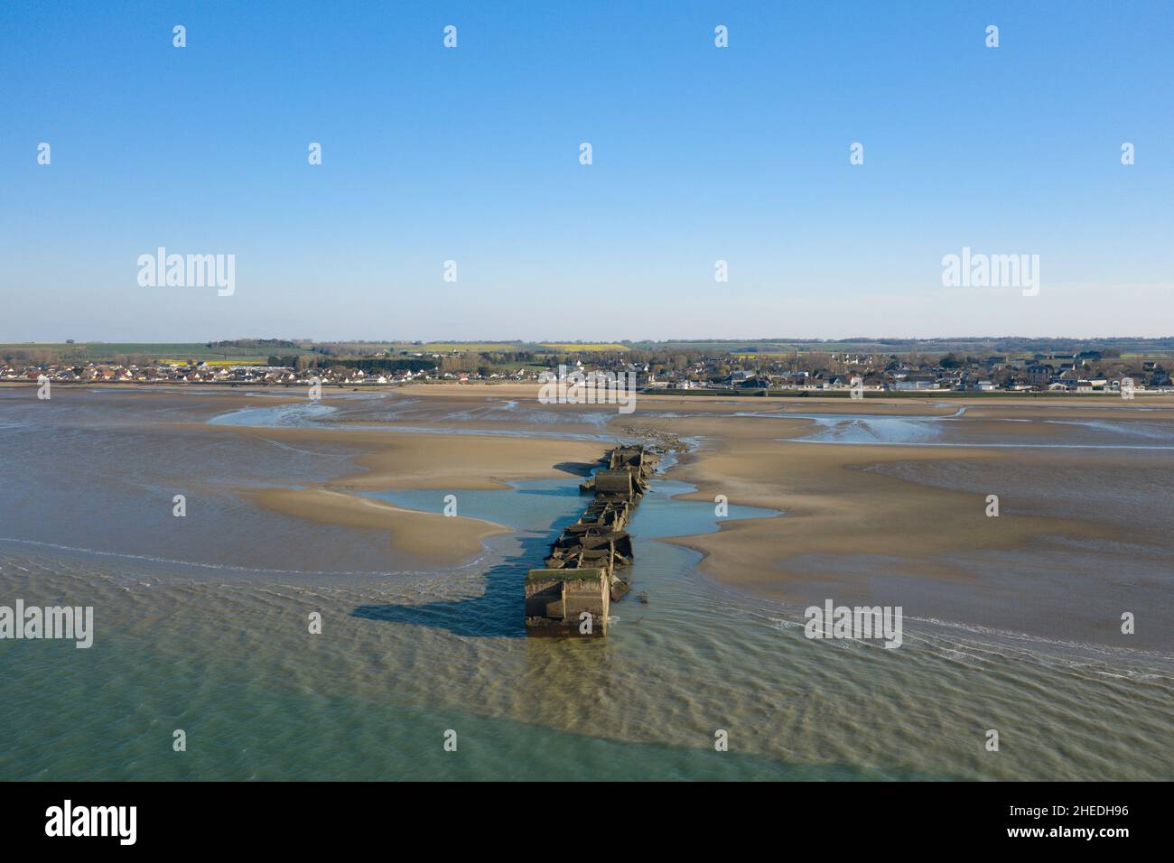 Dieses Landschaftsfoto wurde im Sommer in Europa, Frankreich, der Normandie und in Arromanches les Bains aufgenommen. Wir sehen die Überreste des künstlichen Hafens von Gold Beach Stockfoto