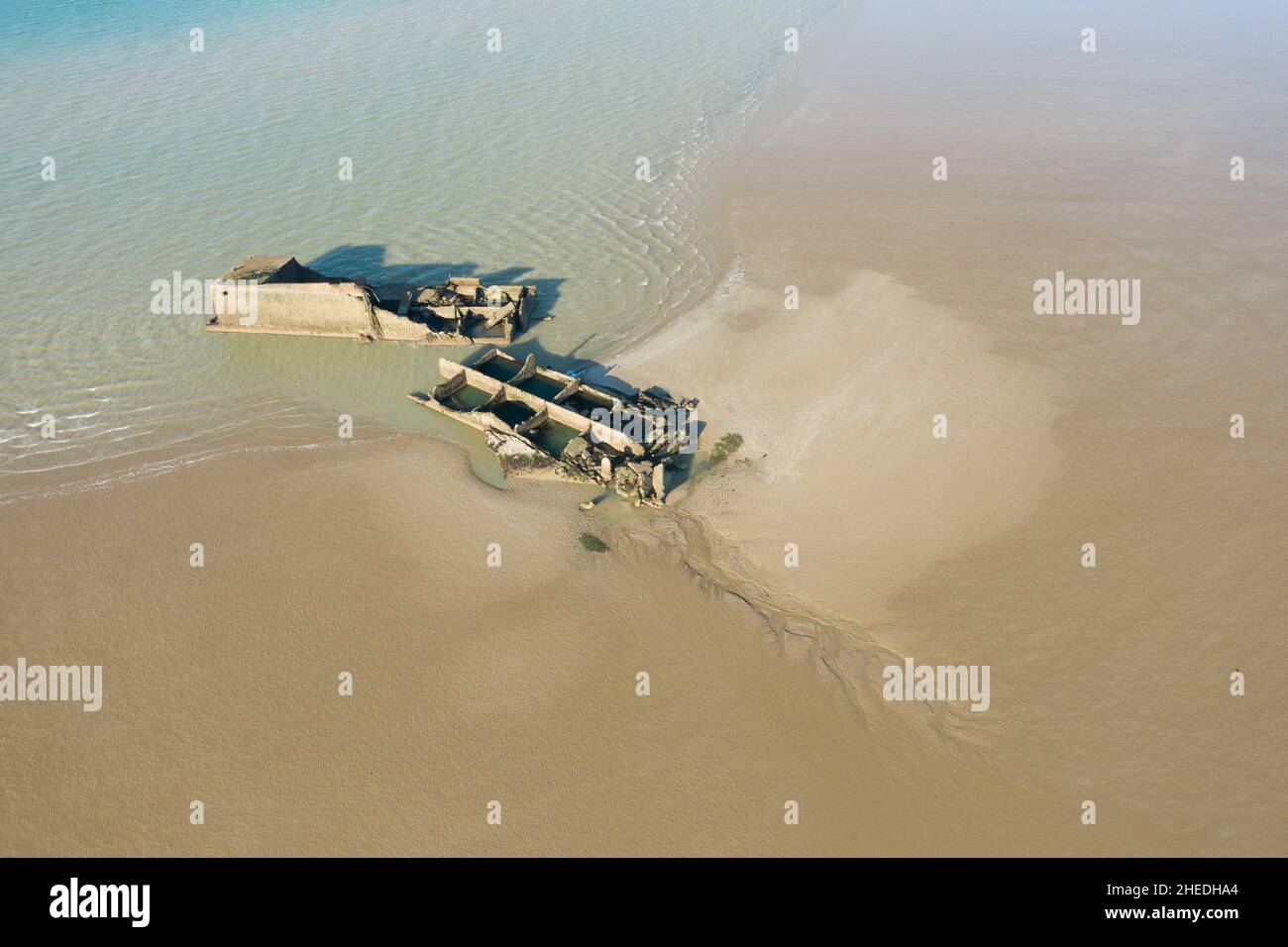 Dieses Landschaftsfoto wurde im Sommer in Europa, Frankreich, der Normandie und in Arromanches les Bains aufgenommen. Wir können einen Teil der Überreste des künstlichen Hafens von sehen Stockfoto