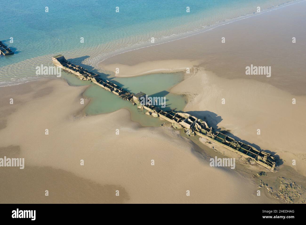 Dieses Landschaftsfoto wurde im Sommer in Europa, Frankreich, der Normandie und in Arromanches les Bains aufgenommen. Wir sehen die Überreste des künstlichen Hafens von Gold Beach Stockfoto