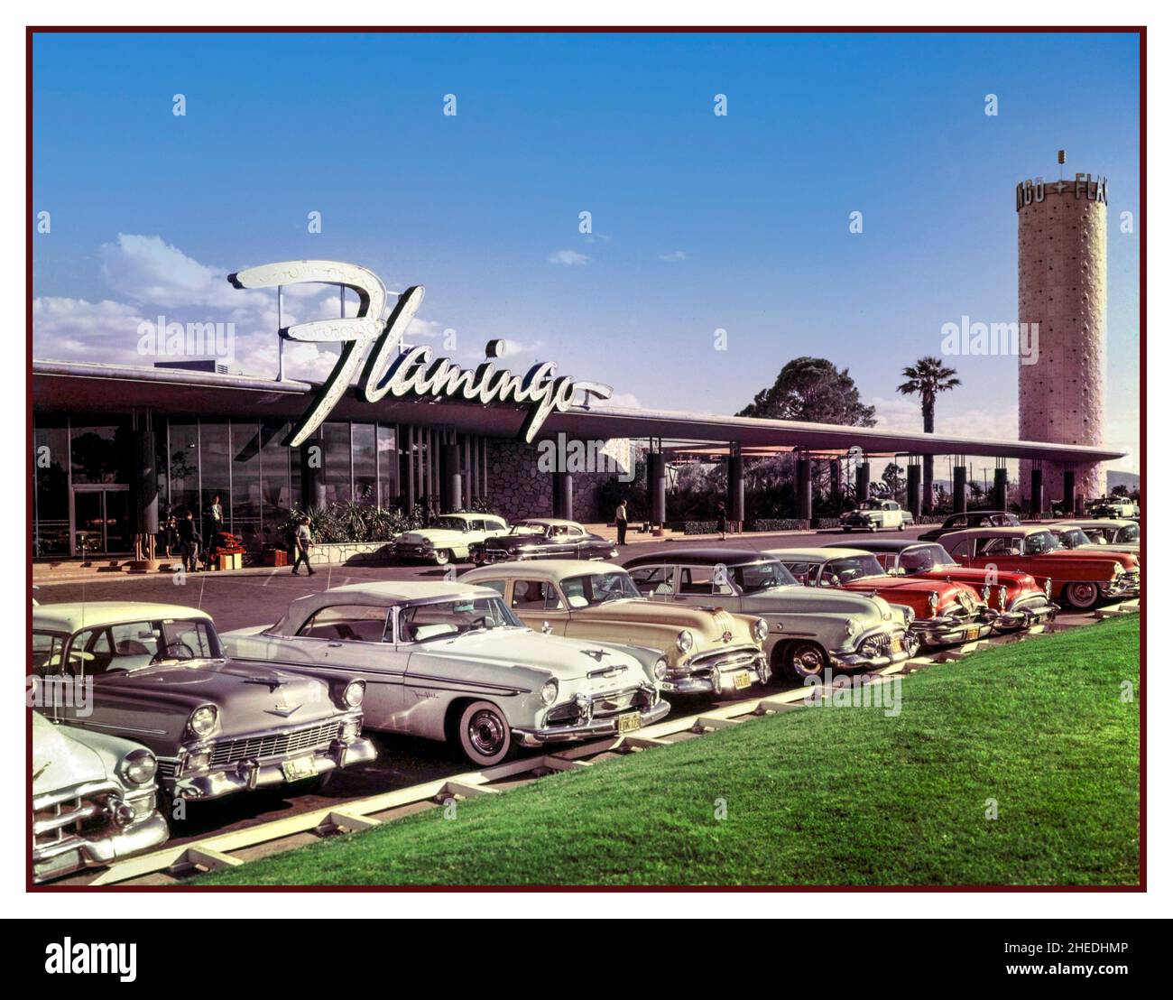 FLAMINGO LAS VEGAS 1950s Retro-Postkarte, die das ursprüngliche fabelhafte Flamingo Hotel and Casino, Las Vegas, darstellt, das am 26. Dezember 1946 eröffnet wurde. 1950s FLAMINGO Las Vegas Nevada USA Americana amerikanische Autos Parkplatz Vielzahl von Americana Amerika Retro-Oldtimer Stockfoto