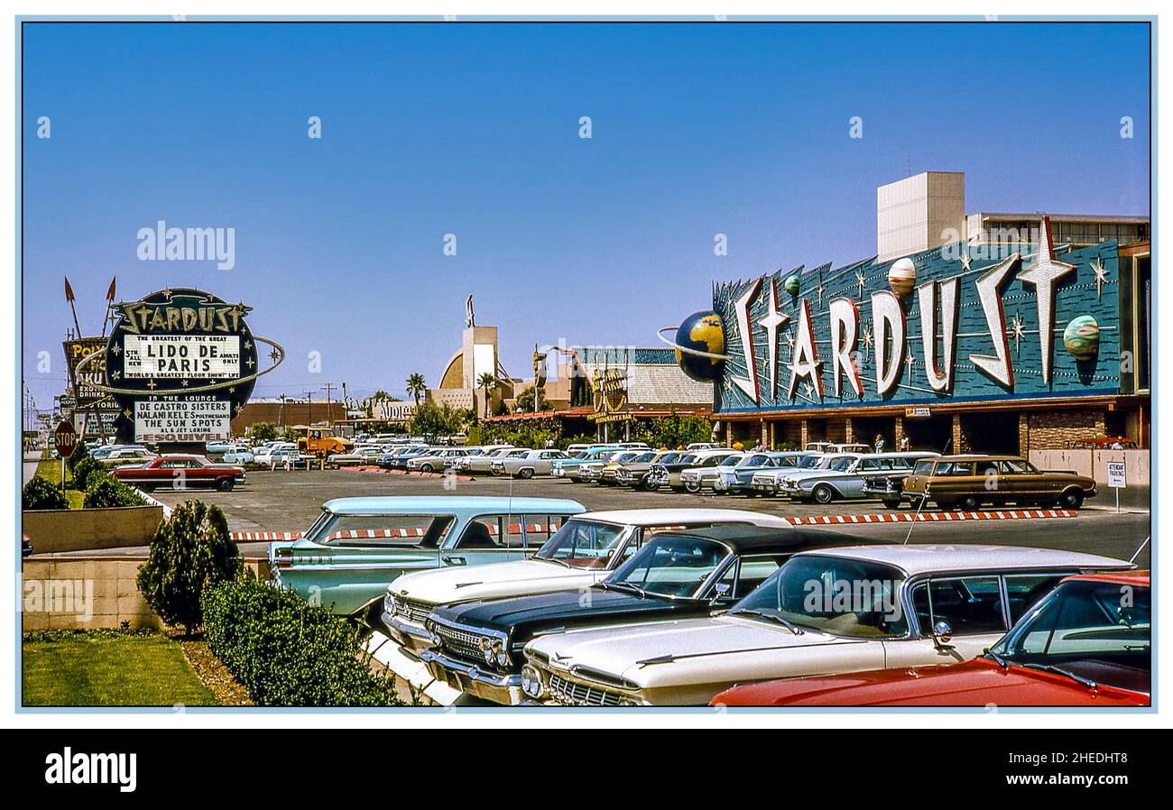 Las Vegas Vintage Retro 1950s /1960s Postkarte, die das Stardust Hotel und die Casino Autos der Ära mit seinem markanten runden Straßenschild zeigt. Die Gebäude- und Straßenschilder gehen auf die Eröffnung des Hotels im Jahr 1958 zurück. „The Stardust“ Lido de Paris Nachtschlub Revue Vintage Postkarte Retro 1950s /1960s Nevada USA Stockfoto