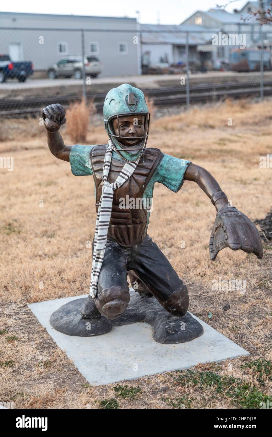 Concordia, Kansas - Statuen von Kindern, die während der Bewegung des National-Kinderwaphan-Zuges adoptiert wurden, befinden sich außerhalb des National-Kinderwaphan-Zuges-Komplexes-Museums Stockfoto