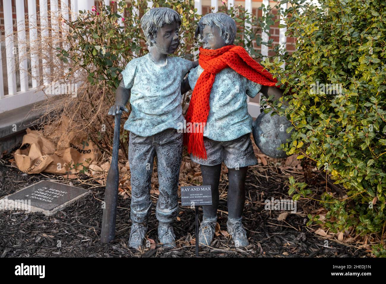 Concordia, Kansas - Statuen von Kindern, die während der Bewegung des National-Kinderwaphan-Zuges adoptiert wurden, befinden sich außerhalb des National-Kinderwaphan-Zuges-Komplexes-Museums Stockfoto