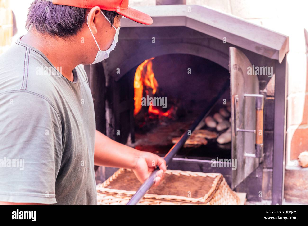 Tägliche Herstellung von Brot mit Holzofen nach traditioneller Methode gebacken Stockfoto