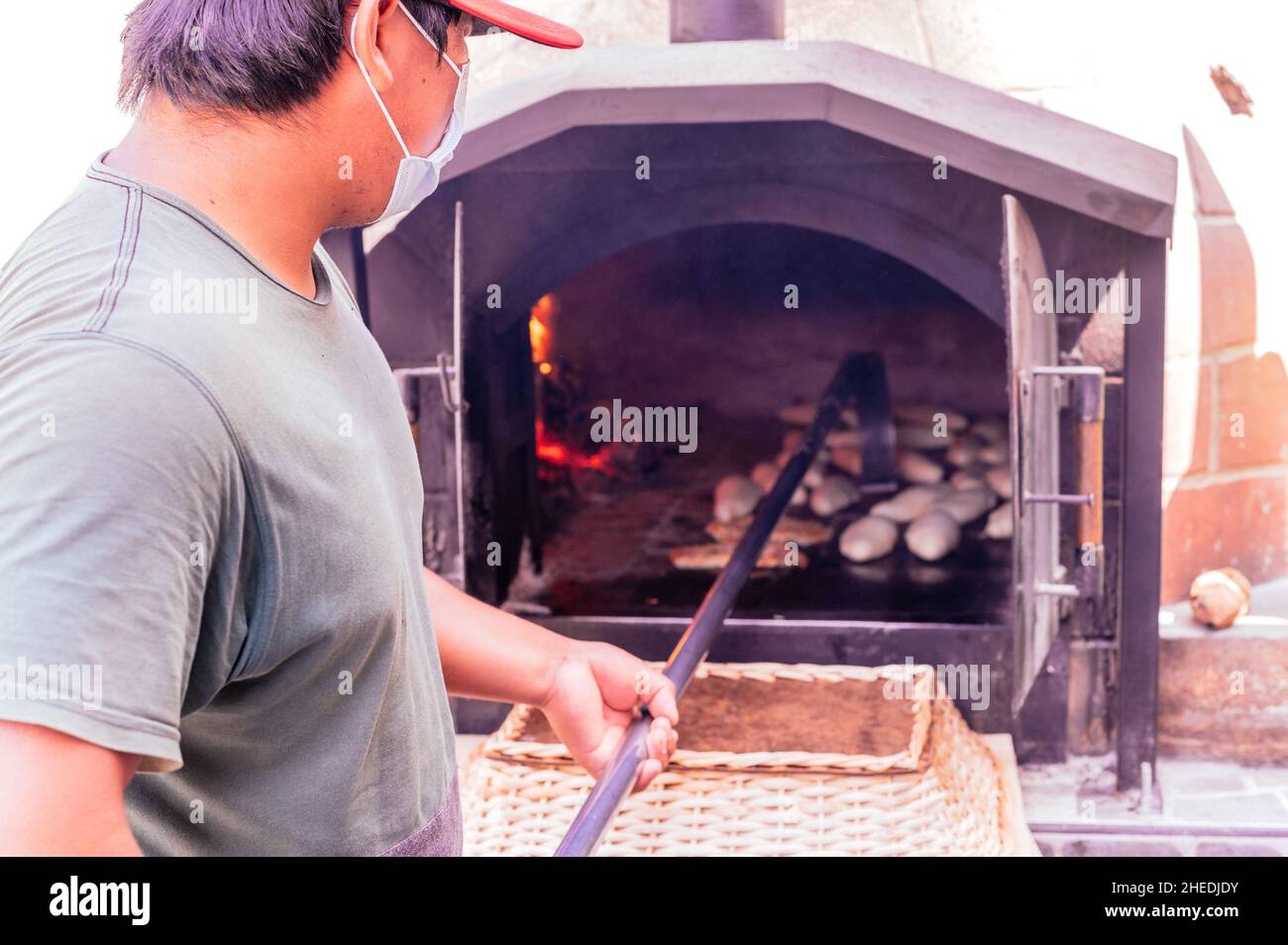 Tägliche Herstellung von Brot mit Holzofen nach traditioneller Methode gebacken Stockfoto