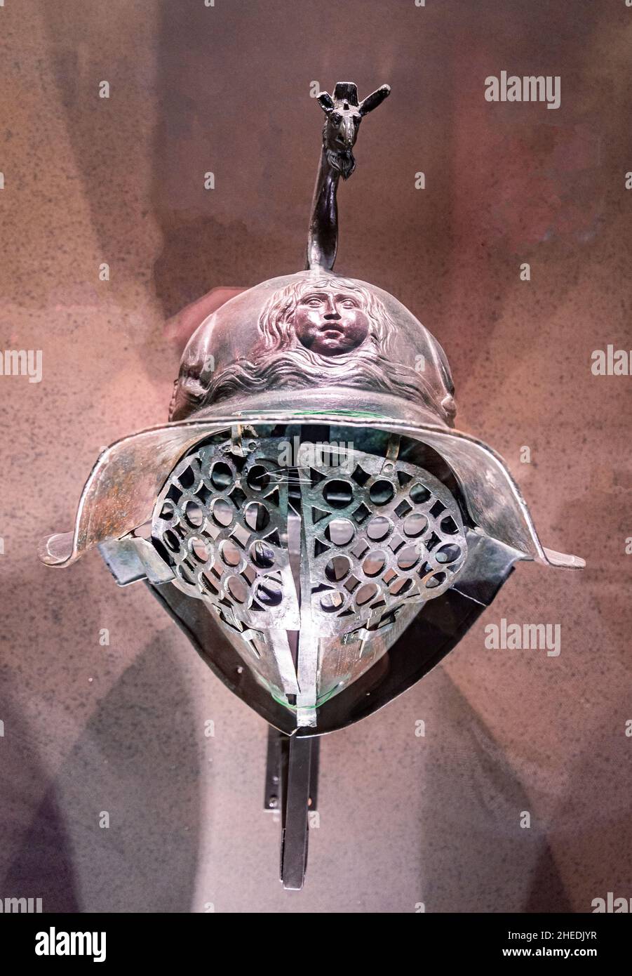 Nahaufnahme eines Gladiator-Murmillo-Helms, der am Museum in Neapel, Italien, ausgestellt wurde. Stockfoto