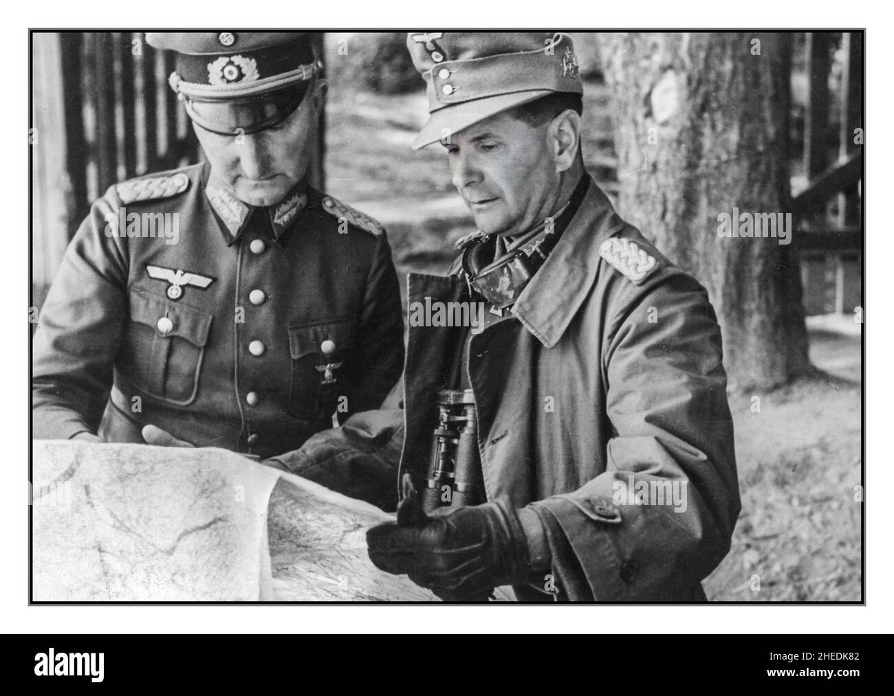 Operation Barbarossa WW2 zwei Generäle der deutschen Nazi-Armee an der Ostfront untersuchen die Karte ein Propagandabild, um zu zeigen, dass es den Deutschen in ihrer Heimat gut geht. Stockfoto