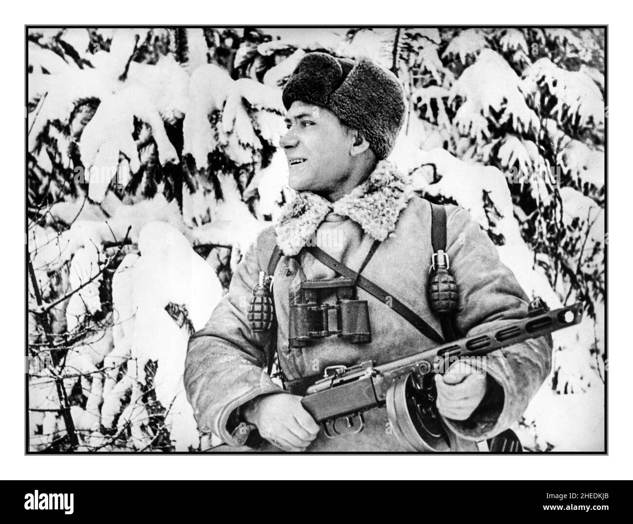 WW2 Grosser Vaterländischer Winterkrieg 1941 Sowjetischer russischer Soldat Pjotr Wassiljewitsch während des Zweiten Weltkriegs in seiner Winteruniform, mit schwerem Schnee hinten, mit einem russischen Maschinengewehr, das ebenfalls mit zwei Granaten an seinem Gurtband bewaffnet ist. Schlacht von Moskau gegen Nazi-Deutschland Besetzung. WW2 Zweiten Weltkrieg Stockfoto