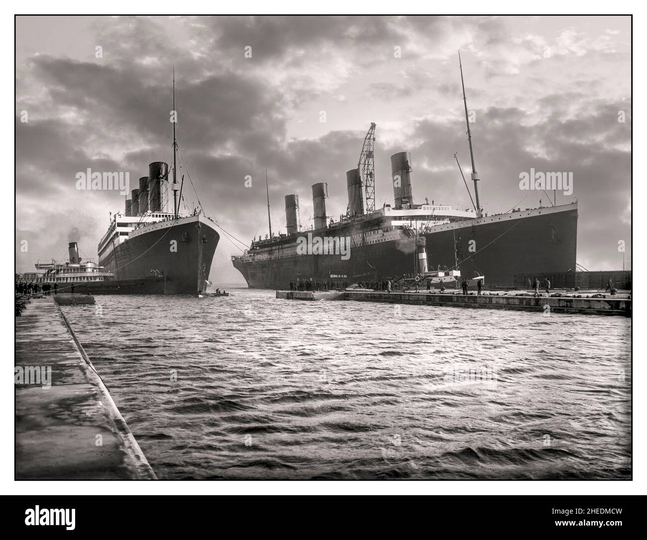 TITANIC & OLYMPIC Schwester Ozeandampfer Vintage B&W RMS Olympic betreten den Hafen von Belfast und RMS Titanic befindet sich im März 1912 in den letzten Vorbereitungen für ihre schicksalhafte Jungfernfahrt am 14th. April 1912 Stockfoto