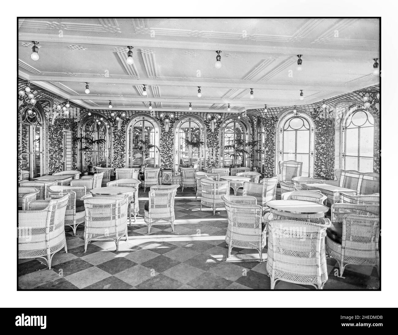 RMS Titanic/Olympic Steuerbord 1st Class Verandah Café an Bord von RMS Olympic, dem Schwesterschiff der Titanic. Das Schiff ist hier noch im Umkleidehof zu sehen und wartet auf ihre Seeversuche. Belfast 1911 Stockfoto