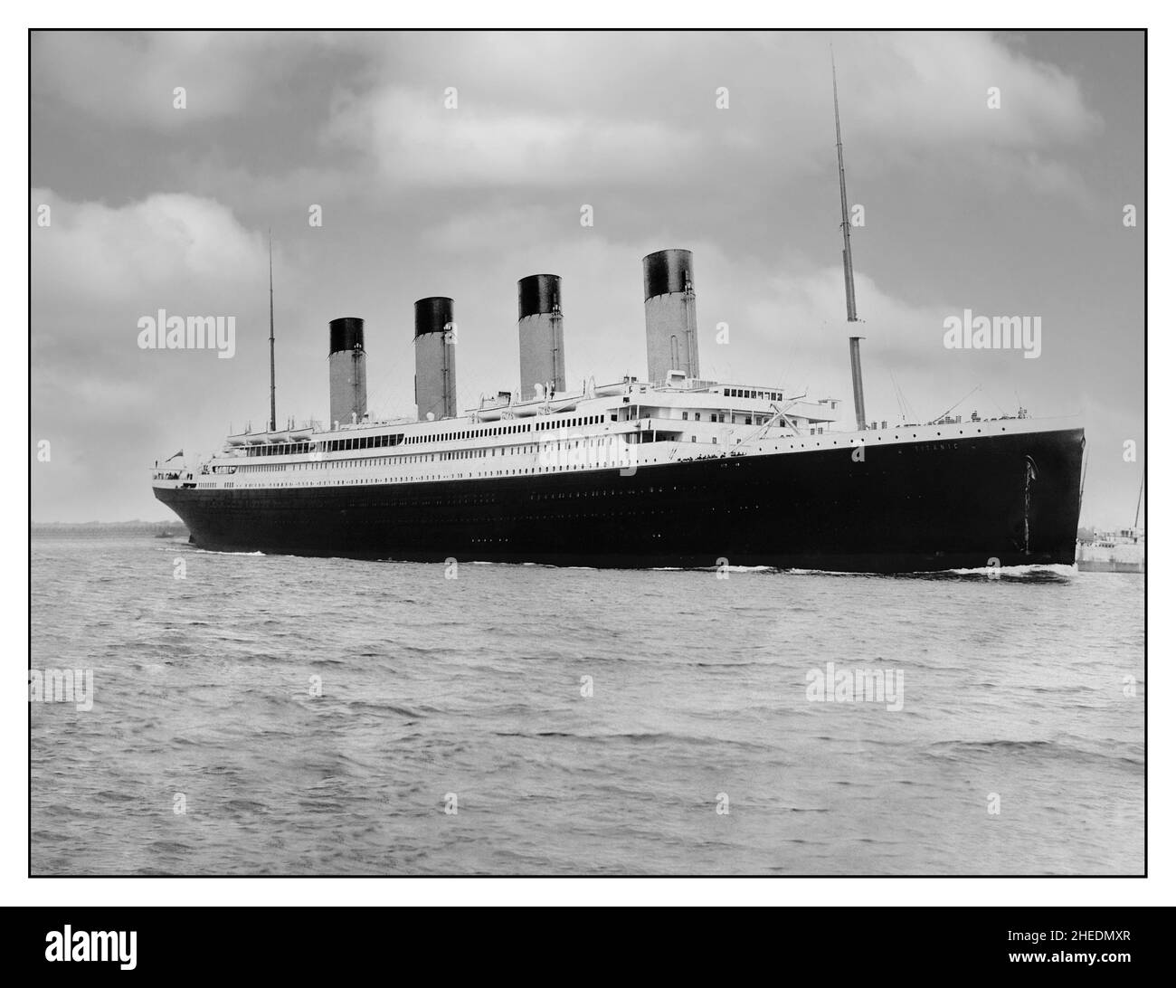 RMS Titanic bereitet sich auf die Abfahrt von Southampton nach Cherbourg vor, um Passagiere abzuholen und dann ihre Jungfernfahrt nach New York zu beginnen. Datum 10. April 1912 RMS Titanic 10. April 1912 Jungfernfahrt von Southampton UK aus auf ihrer schicksalhaften Jungfernsegelreise nach New York, wo sie am 15. April 5 Tage später tragischerweise sank, nachdem sie einen Eisberg getroffen hatte Stockfoto