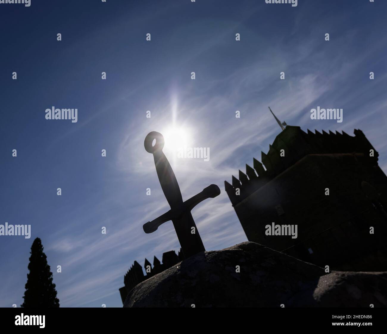 Excalibur. Eine Nachbildung des Schwertes im Stein der Artuslegende. Schloss Almodovar, Almodovar del Rio, Provinz Cordoba, Andalusien, Spanien. E Stockfoto