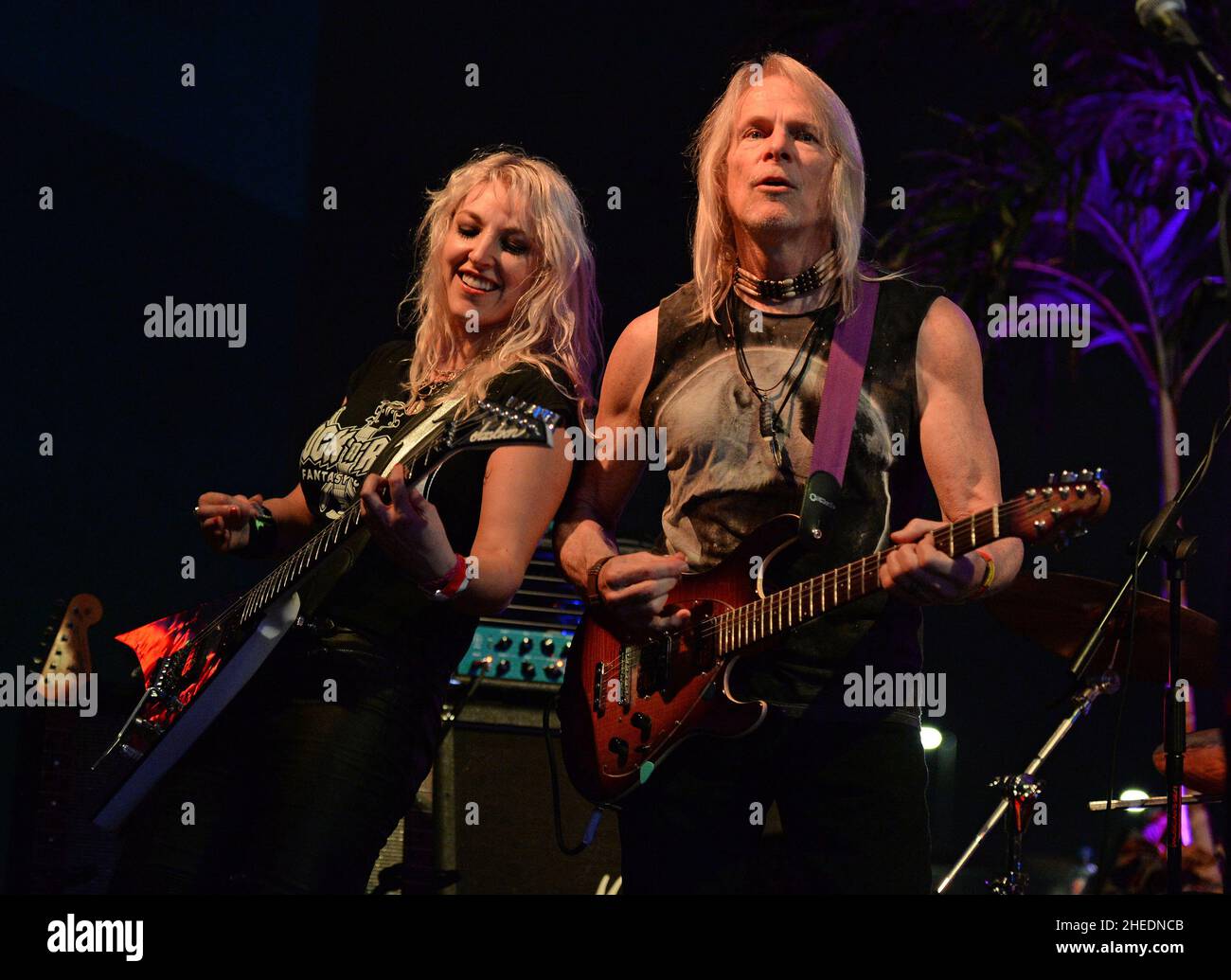 Hollywood, Florida, USA. 09th Januar 2022. Britt Lightning von Vixen und Steve Morse von Deep Purple treten während der Rock 'N' Roll Fantasy Camp Band Jam auf, die am 9. Januar 2022 im Seminole Hard Rock Hotel & Casino in Hollywood, Florida, stattfand. Kredit: Mpi04/Media Punch/Alamy Live Nachrichten Stockfoto