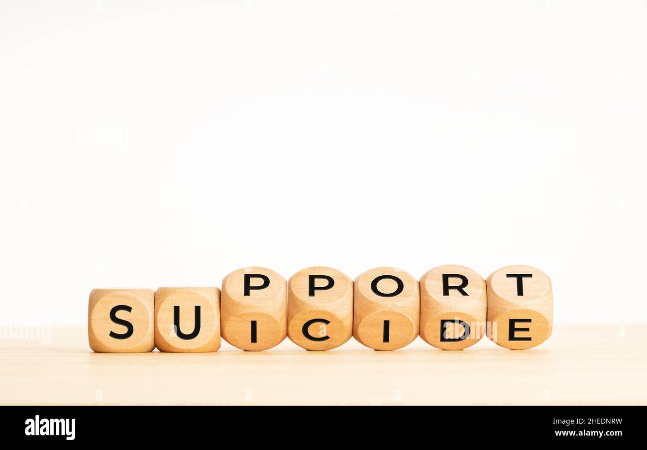 Suicide Support-Konzept. Drehen von Holzblöcken mit Worten auf dem Tisch. Speicherplatz kopieren Stockfoto