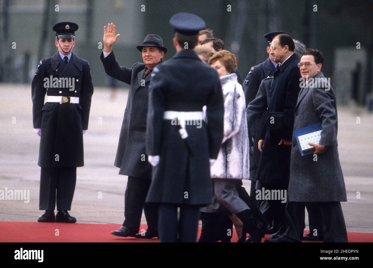Premierministerin Margaret Thatcher trifft am 7th 1987. Dezember auf der RAF-Basis Brize Norton den sowjetischen Staatspräsidenten Michail Gorbatschow und Raisa Gorbatschow Stockfoto