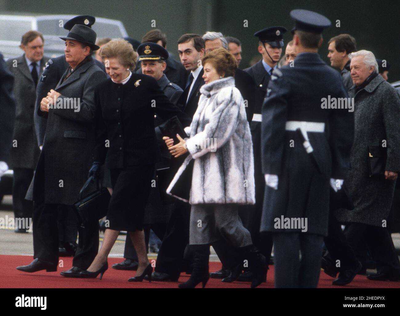 Premierministerin Margaret Thatcher trifft am 7th 1987. Dezember auf der RAF-Basis Brize Norton den sowjetischen Staatspräsidenten Michail Gorbatschow und Raisa Gorbatschow Stockfoto