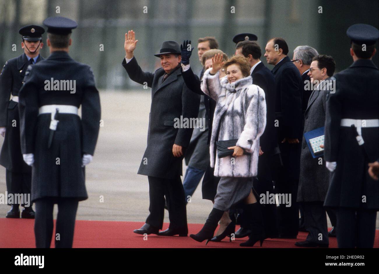 Premierministerin Margaret Thatcher trifft am 7th 1987. Dezember auf der RAF-Basis Brize Norton den sowjetischen Staatspräsidenten Michail Gorbatschow und Raisa Gorbatschow Stockfoto