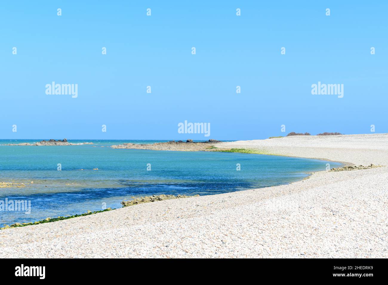 Dieses Landschaftsfoto wurde im Frühjahr in Europa, Frankreich, der Normandie und der Manche aufgenommen. Wir können den Kiesstrand vor dem Cap de la Hague Lightho sehen Stockfoto