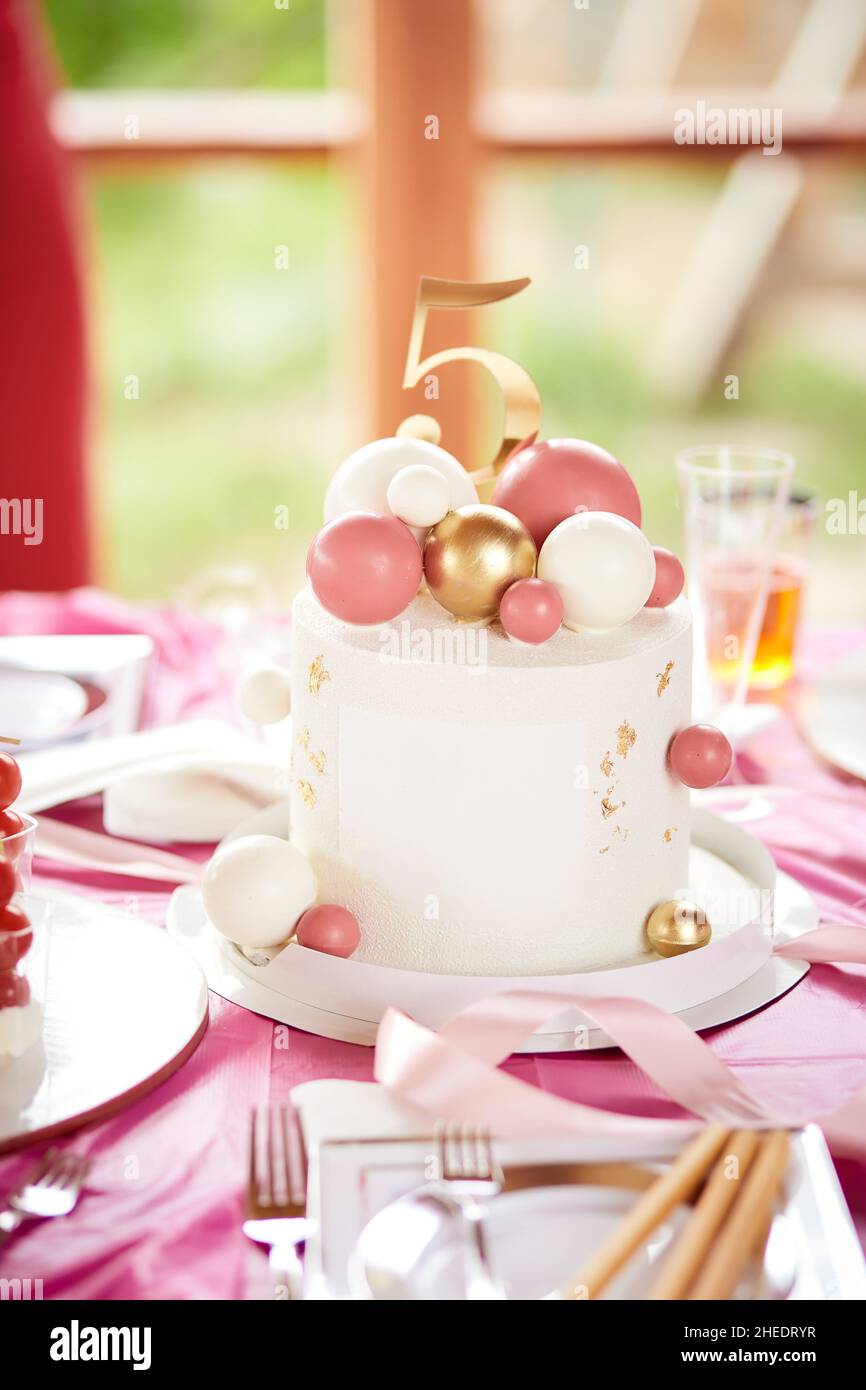 Geburtstag rosa girly 5th Jahrestag Kuchen. Firmenfeier, Firmenjubiläum Konzept. Rosa Dessert Hintergrund, Nachbildung festliche Kuchen. Hochwertige Fotos Stockfoto
