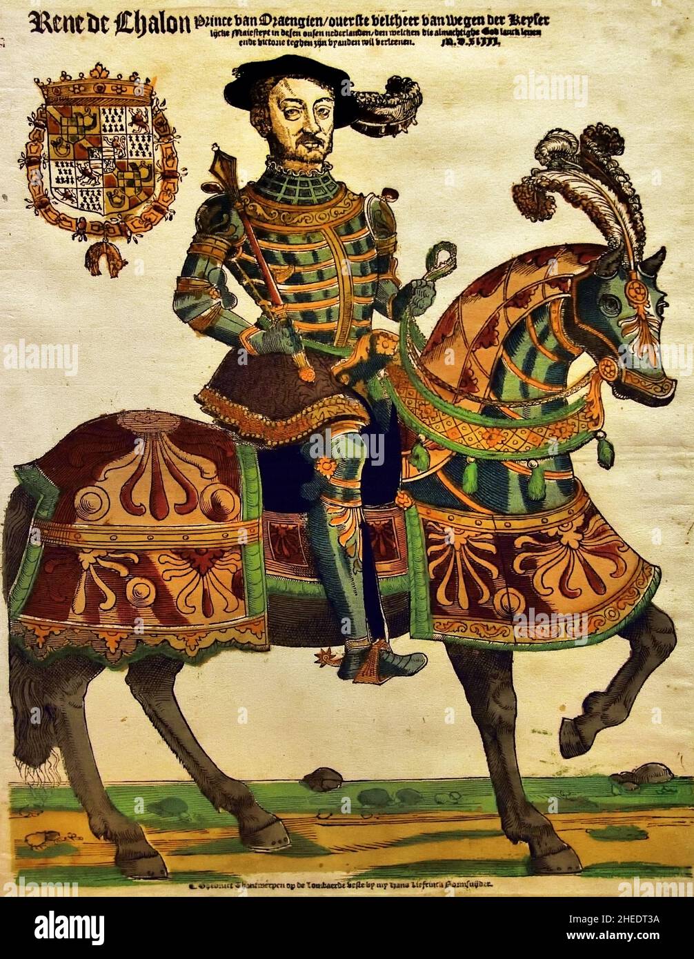 René de Chalon (1519-1544), Prinz von Oranien, in Rüstung zu Pferd, Stab in der Hand. 1543 ,Holzschnitt / Handfarbendruckerei, Cornelis Anthonisz. Verleger Hans Liefrinck, Antwerpen , Belgier, Belgien, Flämisch, Die Niederlande, ( René de Chalon , gekleidet in blaugrüne Rüstung mit orangefarbenen Streifen und violettem Mantel. Sein Pferd hat eine Decke in zwei Rottönen mit grünen Fransen. Oben links sein Wappen mit dem Orden vom Goldenen Vlies. René de Chalon wurde 1540 Stadthalter von Holland, Zeeland und Friesland. ) Stockfoto