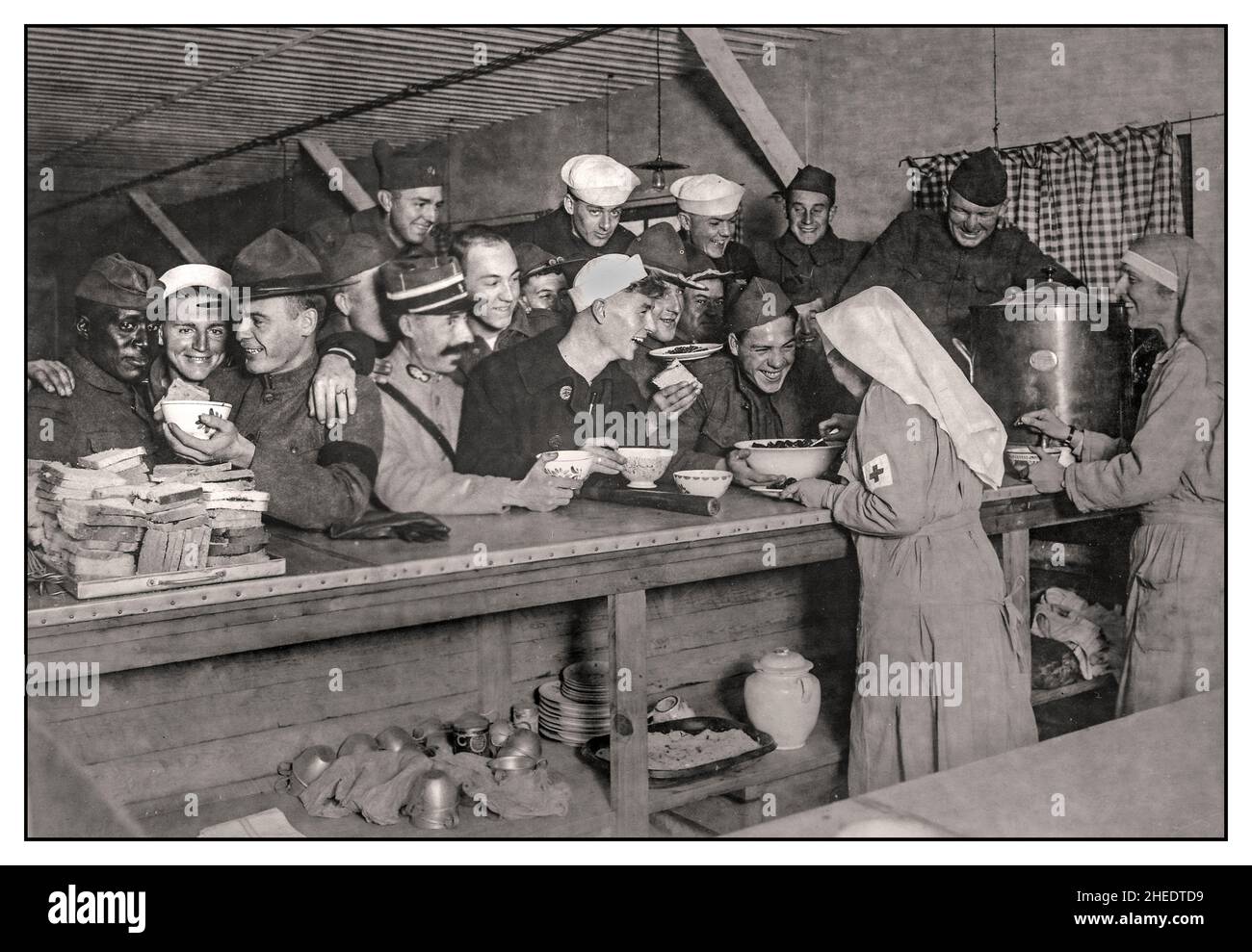 1. Weltkrieg Szene in der Kantine des Amerikanischen Roten Kreuzes auf dem Bahnhof von Bordeaux, Frankreich, wo Soldaten der alliierten Armeen Mittagessen, Tabak usw. mit dem Amerikanischen Roten Kreuz bekommen. Anwesend 10/1918 WW1 Rotes Kreuz Stockfoto