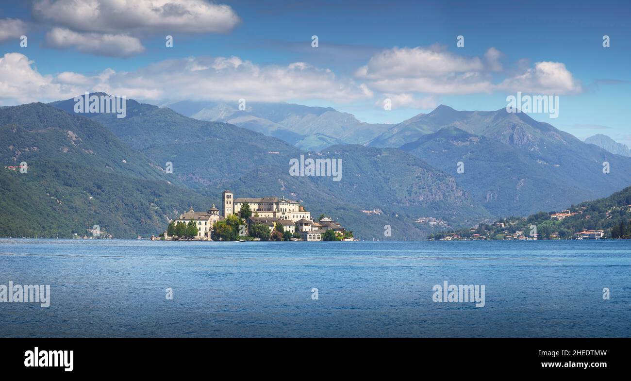 Landschaft des Orta-Sees. Orta San Giulio Dorf, Insel Isola S.Giulio und Alpenblick, Region Piemont, Italien, Europa. Stockfoto