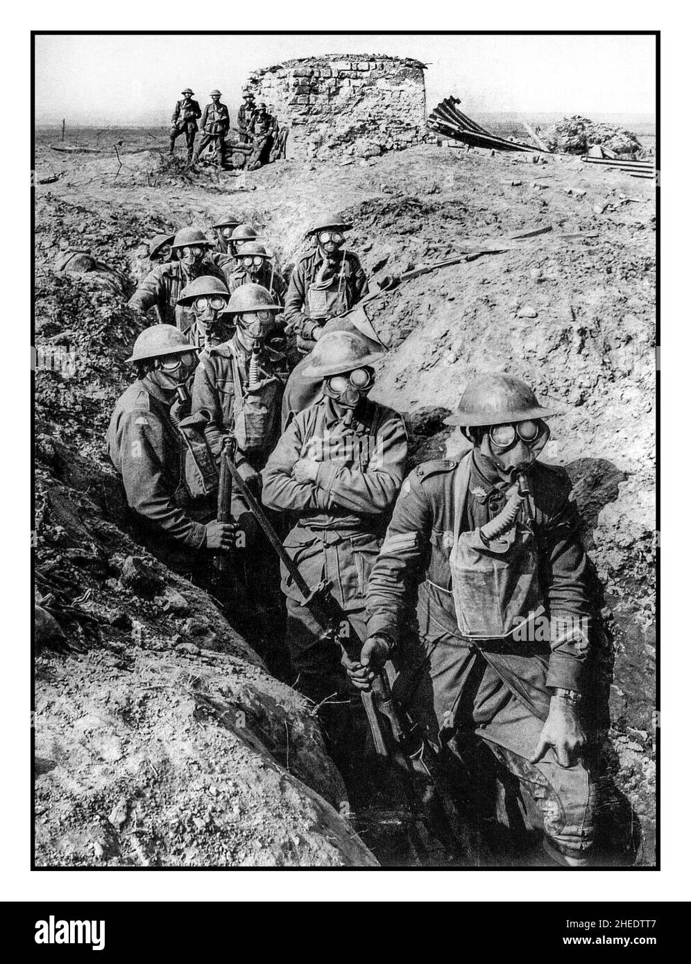 GAS-Weltkrieg 1 Gasangriff Ypern Frankreich Australische Infanterie mit Small Box Respirators (SBR). Die Soldaten stammen aus dem 45th Bataillon, Australian 4th Division, Garter Point in der Nähe von Zonnebeke, Ypern Sektor, 27. September 1917. Frankreich Weltkrieg 1 erster Weltkrieg WW1 Stockfoto