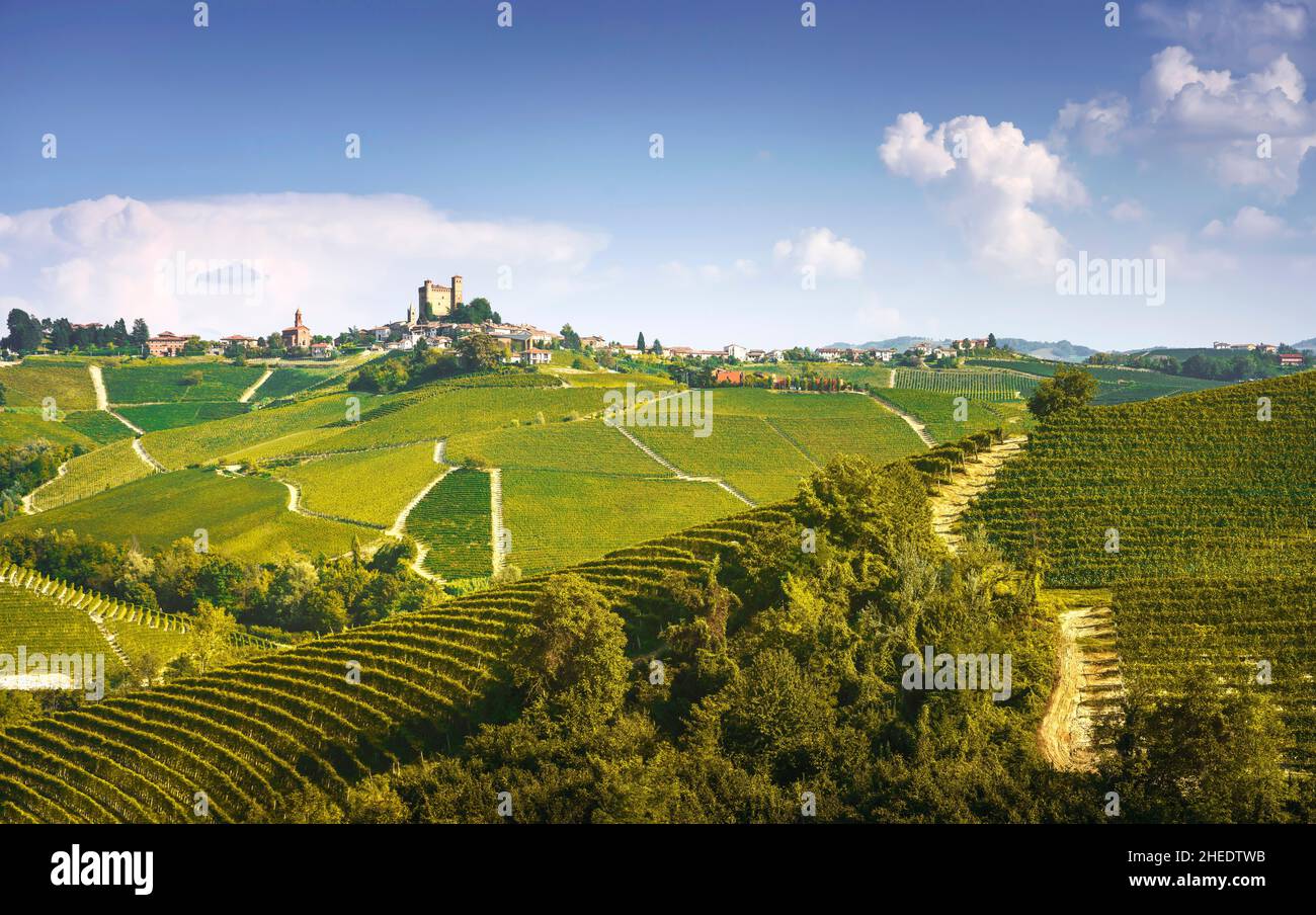Langhe Weinberge Panorama, Serralunga d Alba, UNESCO-Stätte, Piemont, Norditalien Europa. Stockfoto