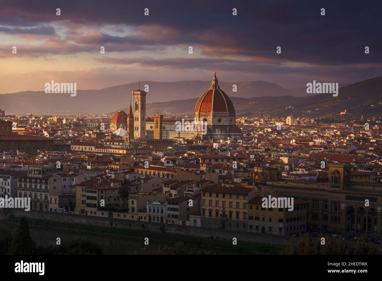 Florenz oder Florenz, Duomo, Basilika Santa Maria del Fiore und Giotto Campanile. Blick auf den Sonnenuntergang vom Platz Piazzale Michelangelo. Ües Stockfoto