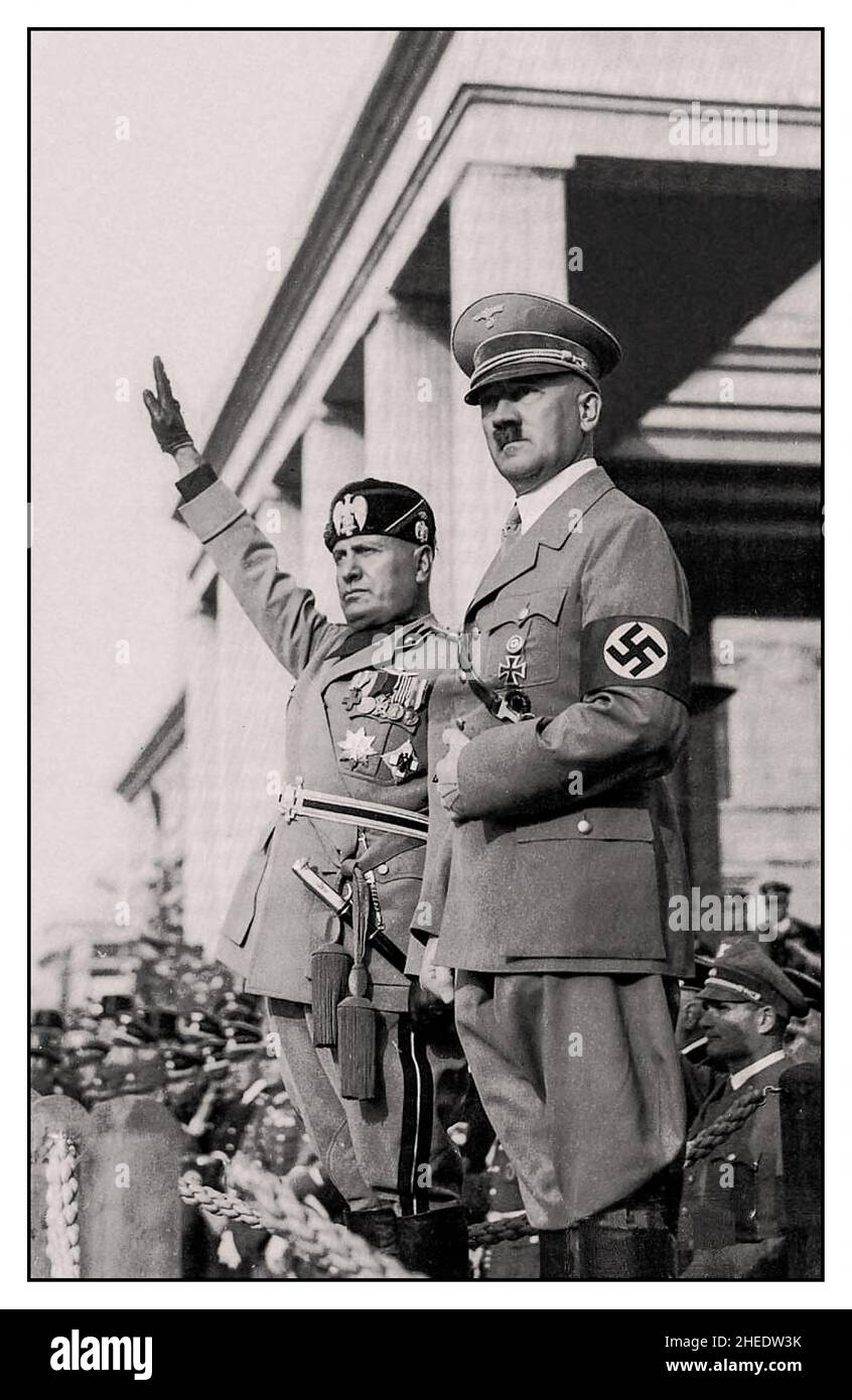 ADOLF HITLER & BENITO MUSSOLINI am 25. Oktober 1936, als die Achse zwischen Deutschland und Italien offiziell erklärt wurde. Mussolini mit dem Facist-Gruß, 25. Oktober 1936 Diktator Adolf Hitler (rechts) und italienischer Diktator Benito Mussolini verfolgen in den 1930er Jahren Pläne der territorialen Expansion für ihre Länder, sie beobachten eine Nazi-Parade, die für den Besuch der italienischen Diktatoren in Deutschland im Jahr 1936 inszeniert wurde. schließlich zum Ausbruch des Zweiten Weltkriegs im Jahr 1939 Stockfoto