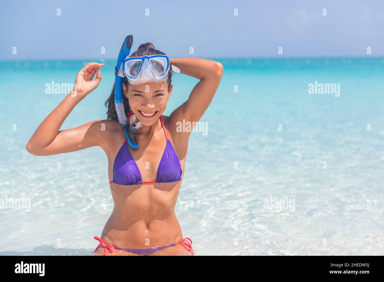 Schnorcheln Wassersport Freizeitaktivitäten glückliche asiatische Frau in Schnorchelmaske für Unterwasserschwimmen im karibischen Ozean auf Strandurlaubsreise Stockfoto