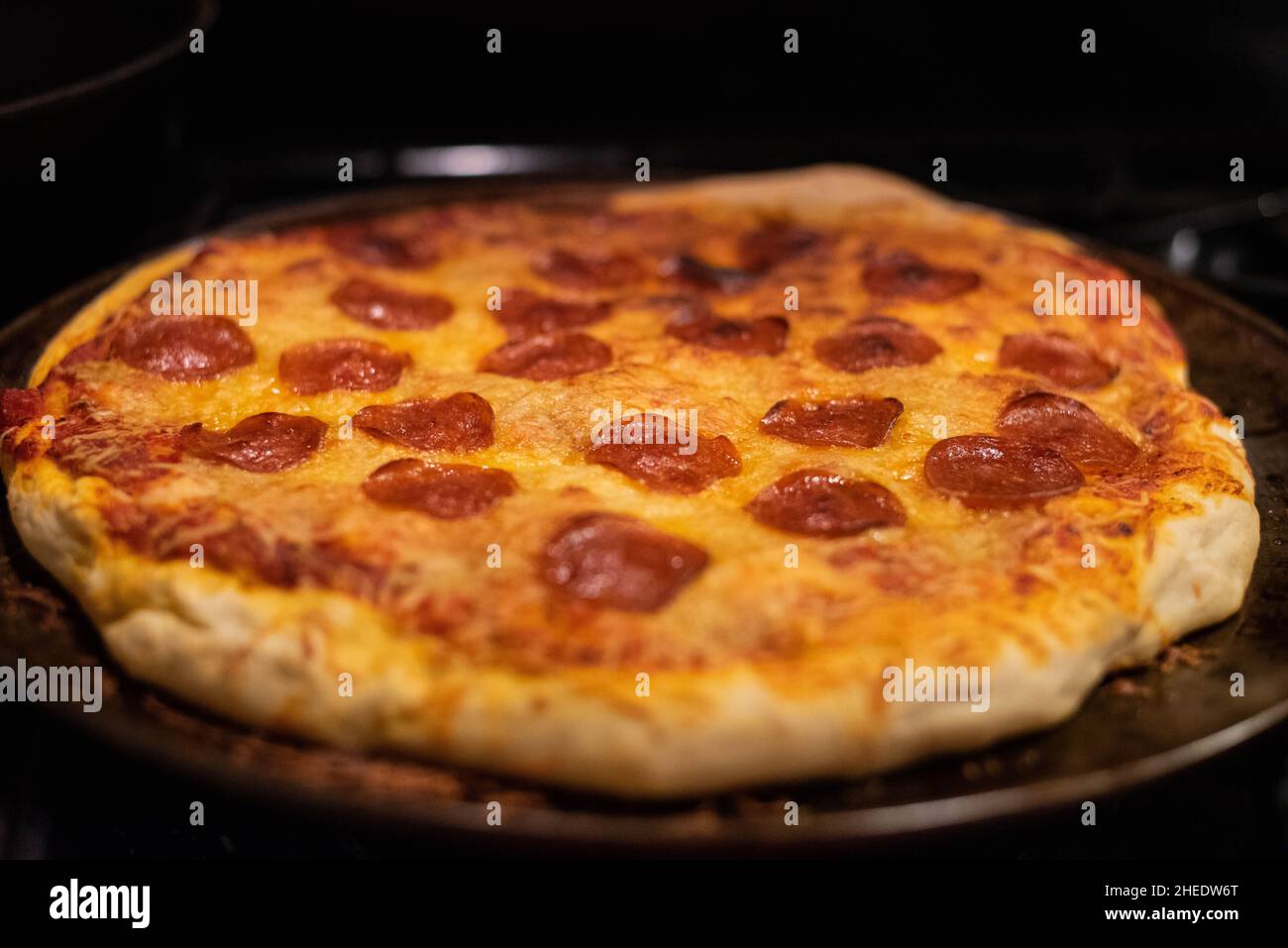 Hausgemachte Pizza auf einer Pfanne. Stockfoto