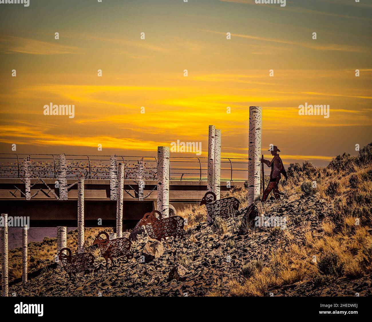 2021 06 02  aus Carson City Nevada Richtung Osten zum Highway 50 aus Metall gefertigte Ziegenhörner- und Buchenholzskulpturen in der Nähe der Überführung bei Sonnenuntergang. Stockfoto