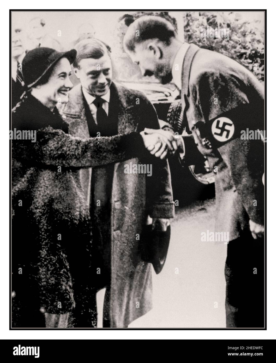 Adolf Hitler begrüßt den Herzog und die Herzogin von Windsor am Ende ihrer Süddeutschlandreise die Tour gipfelte am 22. Oktober 1937, als sie Hitler im Berghof trafen. Hitler hatte den Wunsch geäußert, den Herzog zu treffen.der Herzog und die Herzogin mussten warten, bevor Hitler bereit war, sie zu sehen, obwohl er, so Vickers, in einer genialen Stimmung war, als er es tat. Die beiden Männer hatten eine einstündige Diskussion, wobei Hitler die meisten Reden hielt, von denen bekannt ist, dass der Herzog Hitler in Deutschlands gewünschter territorialer Expansion nach Mittel- und Osteuropa ermutigt hat. Das Protokoll der Sitzung scheint verloren gegangen zu sein, Stockfoto